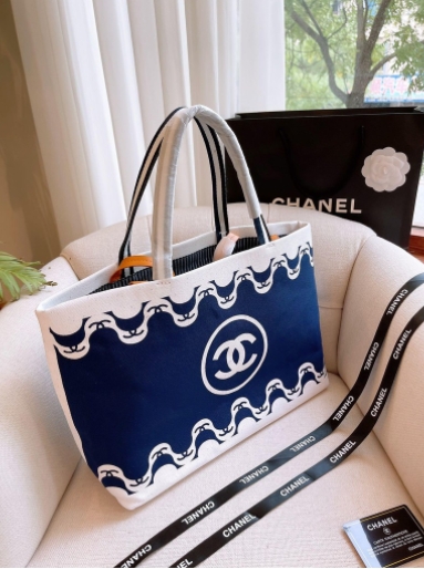 VIP 】CHANEL Spring Tote Blue Striped Beach Bag กระเป๋าทรง Shopping ใบใหญ่กำลังดี วัสดุผ้าแคนวาสตัดเย็บด้วยการเดินด้ายสวยงามเลอร์ค่ามาก สีน้ำเงินในลุคสดใส ไปทะเลได้แบบคูลๆ จุของได้เยอะ Rare items เด็ดๆแบบนี้ควรค่าเเก่การสะสมสาวก Chanel ห้ามพลาดค่ะ!