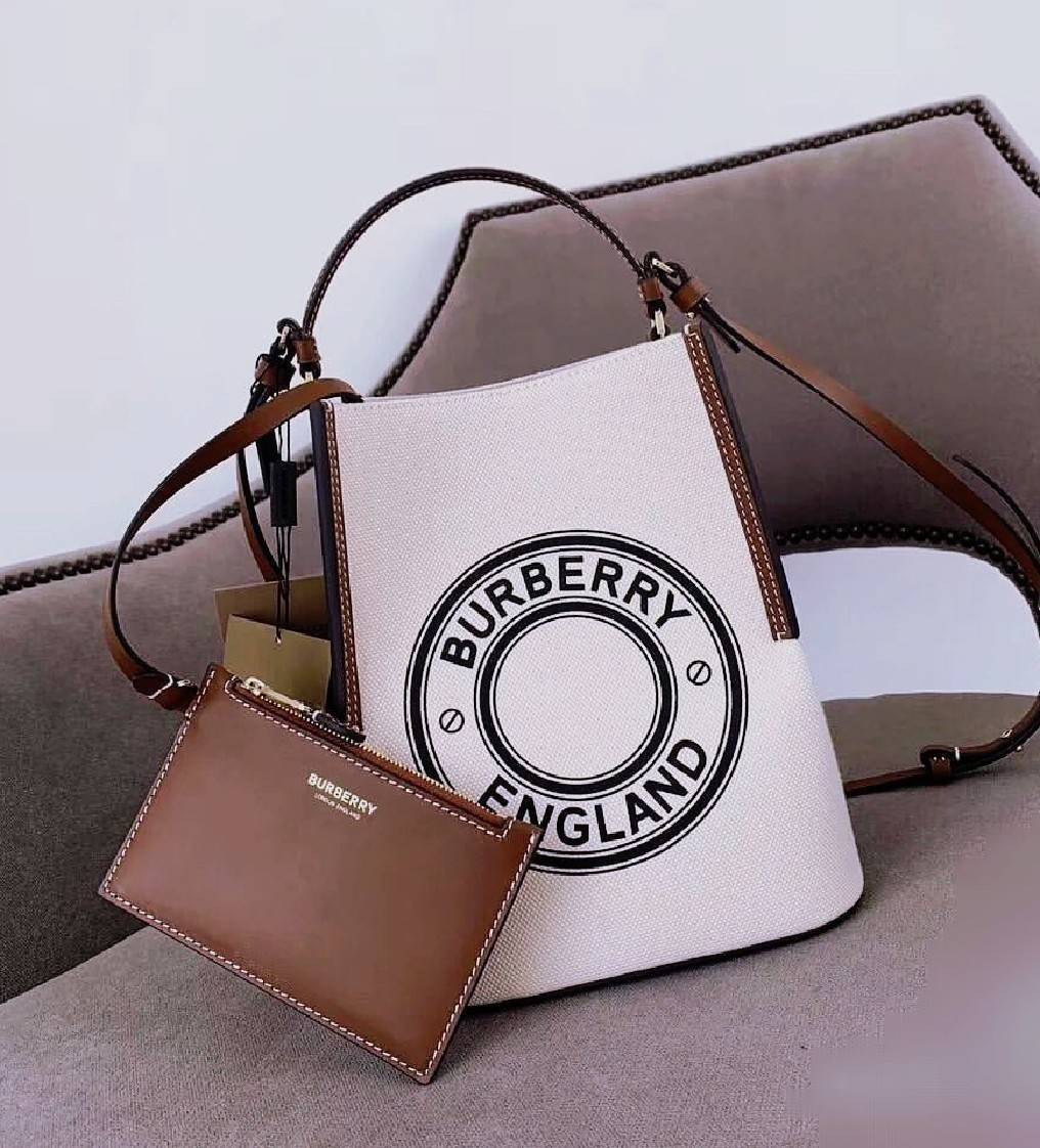 BURBERRY FRAGRANCES CROSSBODY BUCKET BAG วัสดุ Canvas & Leather สวยหรูอยู่ทรงมาพร้อมกระเป๋าคลัชใบเล็กสีน้ำตาลเข้าชุด ภายในโล่งกว้างและจุ สามารถใส่กล้อง มือถือ ของใช้ได้เยอะ มือจับ