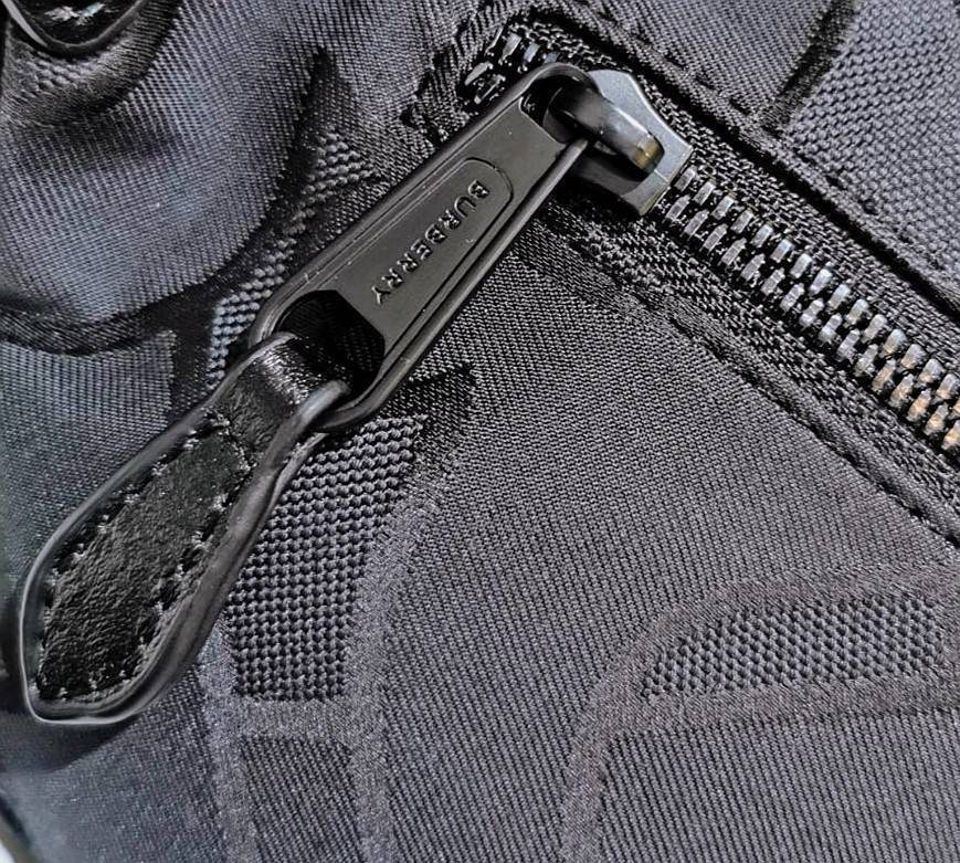 BURBERRY FRAGRANCES MONOGRAM BELT BAG VIP GIFT WITH PURCHASE (GWP) กระเป๋าพรีเมี่ยมกิ๊ฟ Limited จากน้ำหอม BURBERRY วัสดุ100%POLYAMIDE (Nylon & Canvas) น้ำหนักเบามีโลโก้ด้านหน้าเปิดปิดด้วยซิปหัวซิปแบรนด์ ด้านหลังมีช่องซิป ภายในมีโลโก้ใช้ใส่มือถือ กระเป๋าสต