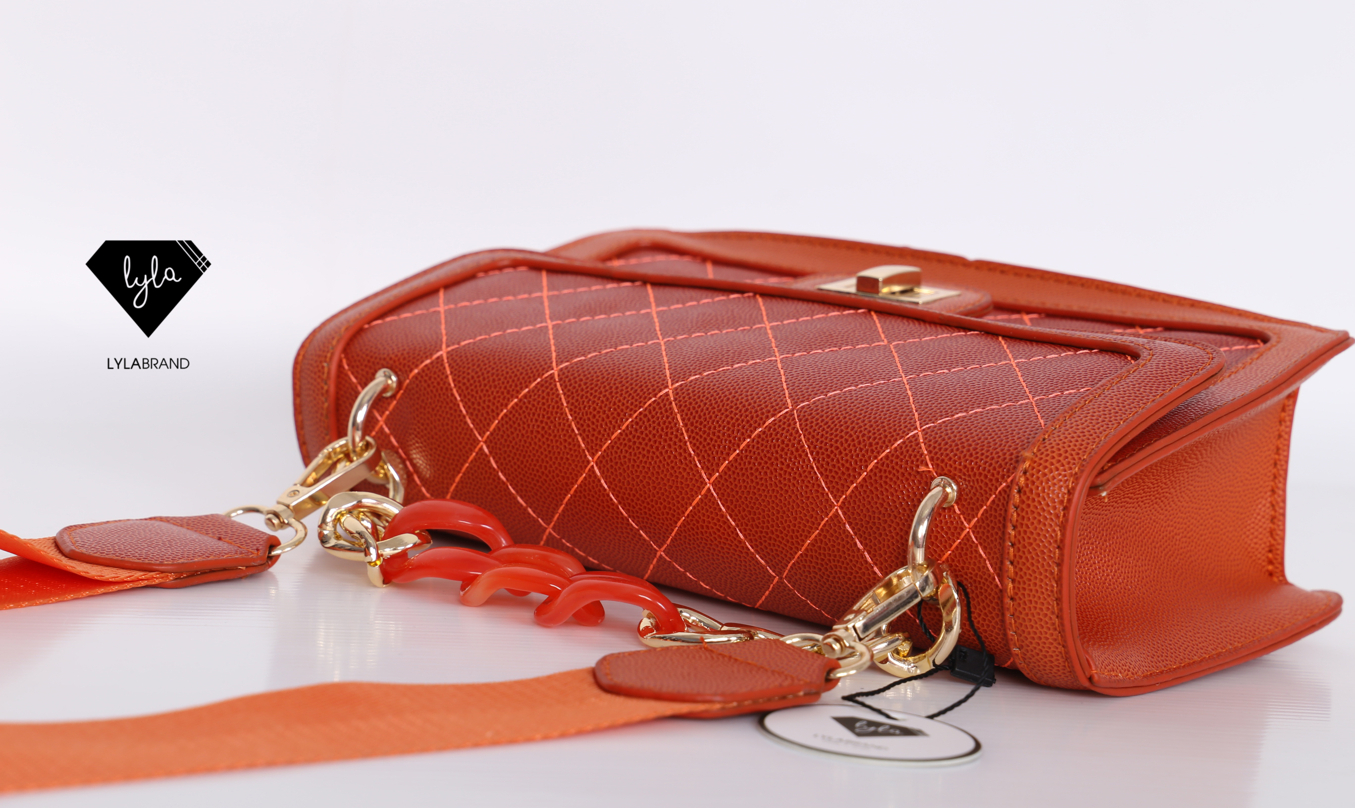 LYLABRAND สาวน่ารัก สาวเปรี้ยว มีไว้ไม่เสียหายเลยค่ะ ใช้วันธรรมดาก็จะทำให้ทุกๆ วัน ไม่ได้เป็นวันธรรมดาอีกต่อไป ถือออกงานก็แซ่บเบอร์นี้ หูยยย อยากเก็บไว้เองทุกสีเลยค่ะ