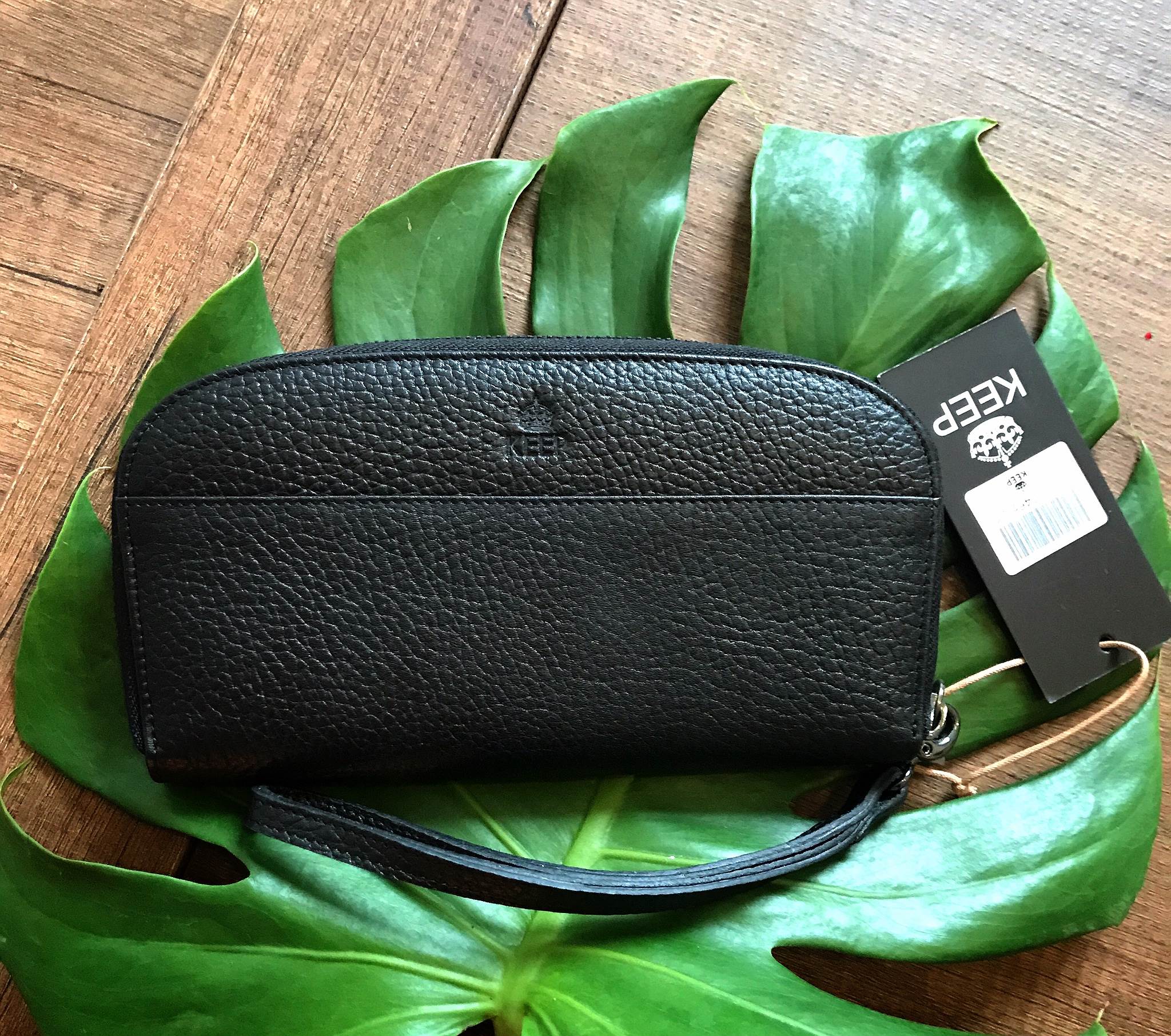 New Arrival !!!! กระเป๋าสตางค์ ทรงยาว แบบ ซิปรอบ 2 พับหนังวัวแท้นิ่มมือ จากแบรนด์ KEEP •Gissy zipper • กระเป๋าสตางค์ทรงยาว หนังวัวแท้ซิปรอบ แบบมีสายคล้องแขน ใบนี้ ใช้แล้วดีแน่นอนค๊า 🤑🤑 ตามหลัก โหราศาสตร์ กันเงินออก เก็บเงินอยู่แน่นอนค๊า ขน