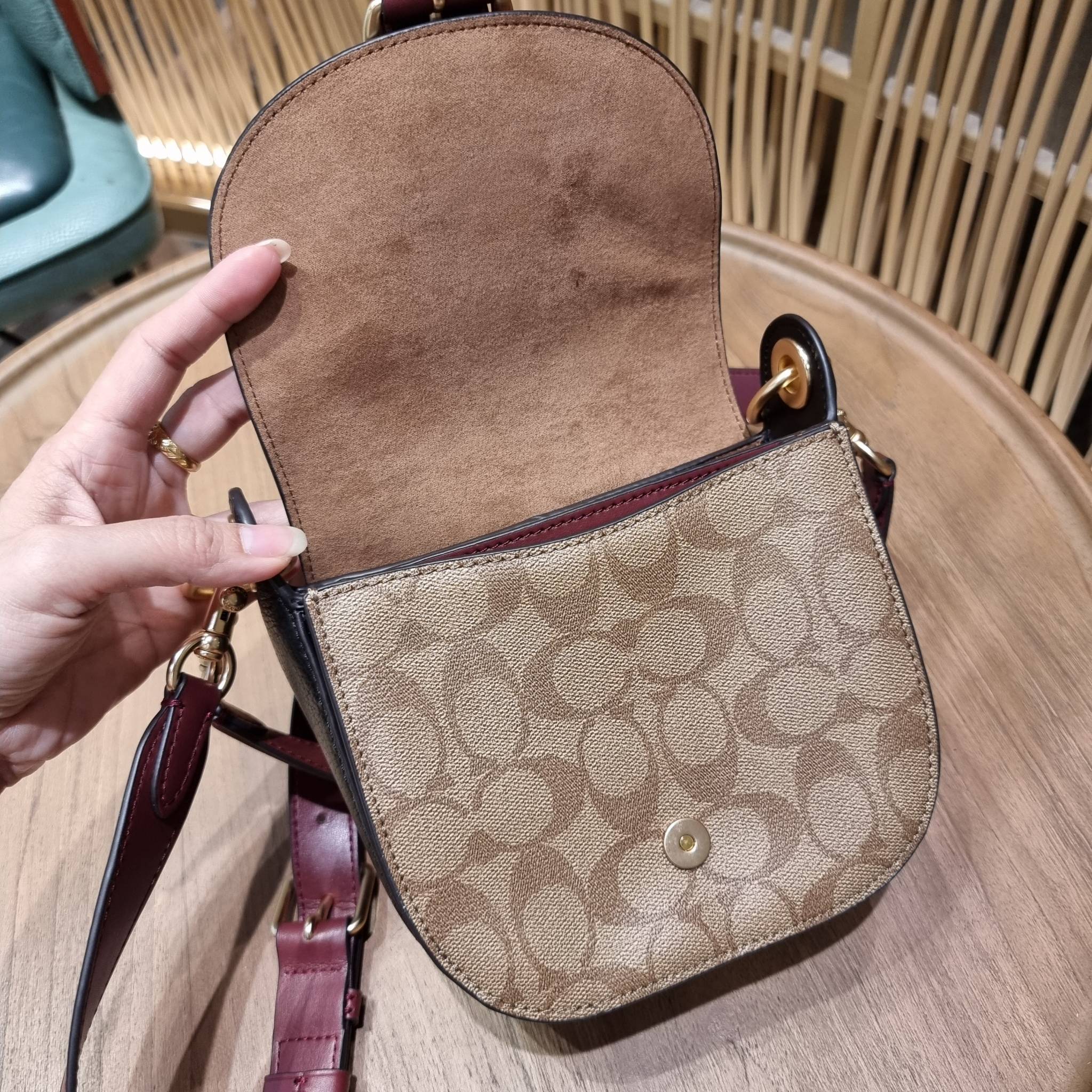 COACH C5691 KLEO SHOULDER BAG 17 IN SIGNATURE CANVAS ใหม่สุด!! สวยหรูไม่มีใครเกิน!! กระเป๋าสะพายสวยครบสูตร แค่เห็นก็ปิ๊ง!!วัสดุหนังแคนวาสสลับหนังแท้ ลงตัวที่หนึ่ง เปิด-ปิดด้วยสายคาดแม่เหล็กในตัว โดดเด่นมากๆ ภายในเป็นช่องโล่ง มีสายสะพายมาให้ถึง 2 แบบ สายคล