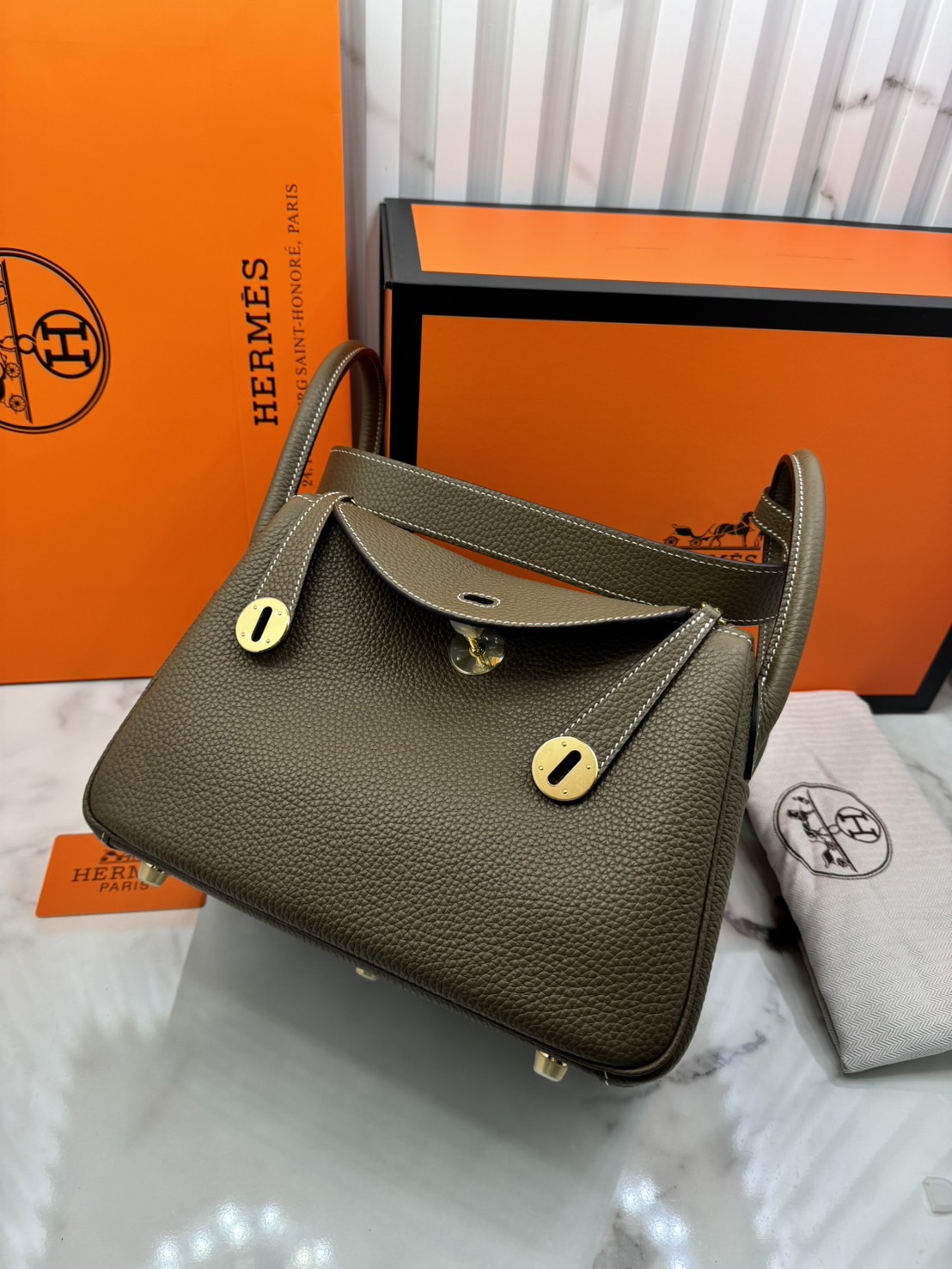 พร้อมส่ง 15 สี HERMES Lindy 26 bag กระเป๋าทรงโท้ทหนังสวยอย่างดี เอกลักษณ์ของความเรียบหรูไฮคลาสอย่างสมบูรณ์แบบ เกรดออริ สลับแท้ งานสวยตามรูป ใช้งานต่างประเทศได้