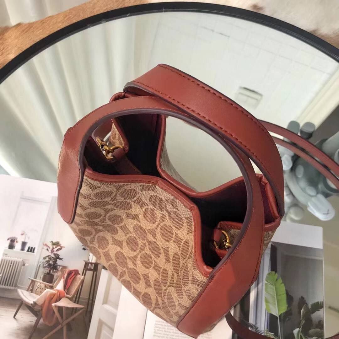 COACH HADLEY HOBO signature canvas กระเป๋าถือหรือสะพายข้าง เรียบหรู ลาย signature brand ปรับเปลี่ยนได้ 2 ทรง เปิด-ปิด กระดุมแม่เหล็ก พร้อมตะขอเกี่ยว ภายในกว้าง จุของได้เยอะ มีสายสะพายยาวถอดได้ ปรับระดับได้ค่ะ สวยหรูดูดี ใบนี้ไม่ควรพลาดค่า