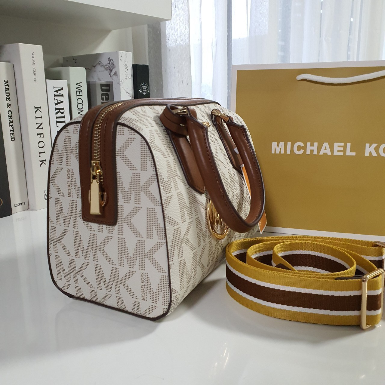 MICHEAL KORS HAYES DUFFLE BAG กระเป๋าสะพายทรงหมอนยอดฮิต ขนาดกลาง วัสดุหนังสังเคราะห์ปั้มลาย MK ทั้งใบ สวยอยู่ทรง ประดับโลโก้แบรนด์ด้านหน้า ด้านในบุผ้าไนลอน มีช่องซิปอีกหนึ่งช่อง สามารถใส่กระเป๋าสตางค์ใบยาว มือถือ iphone เงิน ของจุกจิกได้ มาพร้อมแท็กห้อยสุ