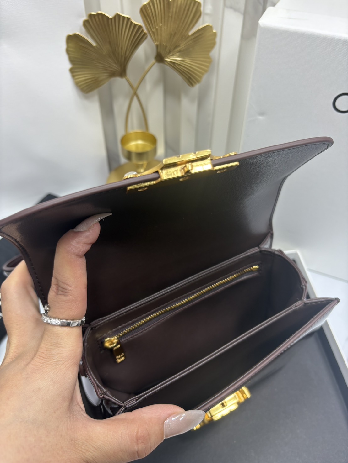 CELINE TEEN GARANCE bag in PATENT CALFSKIN กระเป๋าสะพายไหล่หนังแท้ รุ่นใหม่ล่าสุดหนังเงาสวยงามหรูหรา 🤍 เกรดออริจินอล สลับแท้ 1:1 ภาพถ่ายจากงานขายจริง ใช้งานต่างประเทศได้