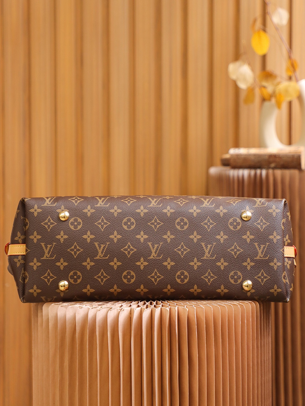 LV CARRYALL Monogram Canvas / LV Shopping Bag รุ่นใหม่ล่าสุด กระเป๋าสะพายทรงหรูหรามีสไตล์ สวยปังมั้ยไหว ใบจริงสวยมากกกก ได้สวยก่อนใคร วัสดุหนังแคนวาสเคลือบลาย สวย คลาสสิค ภายในเป็นช่องโล่ง จุของได้เยอะ สาวๆใช้ใบนี้ สะพายไปไหนก็เข้ากัน ถ่ายรูปสวยๆ ชิคๆ โดด