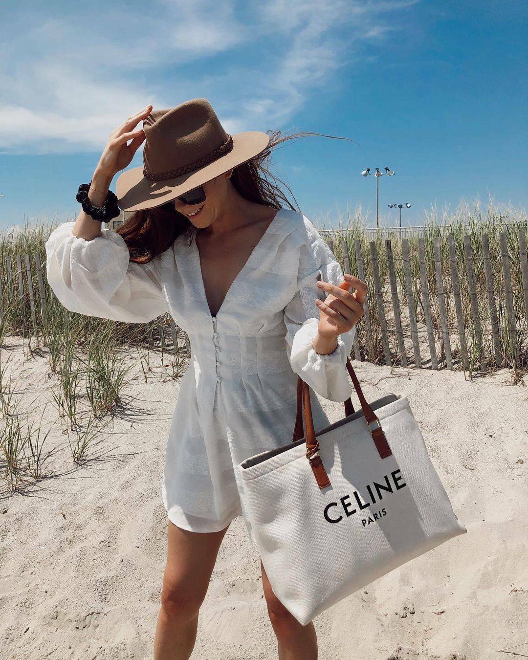 CELINE PHANTOM TOTE BAG VIP GIFT WITH PURCHASE (GWP) พรีเมี่ยมกิ๊ฟ Limited Edition จาก CELINE PERFUME DUTYFREE COUNTER วัสดุ Canvas & Grained cowhide ดีไซน์ทรง Shopping ขนาดใหญ่กำลังดี เนื้อหนาแข็งแรง น้ำหนักเบา โดดเด่นที่ห้อยTagแม่กุญแจอะไหล่ทองสามารถใช้