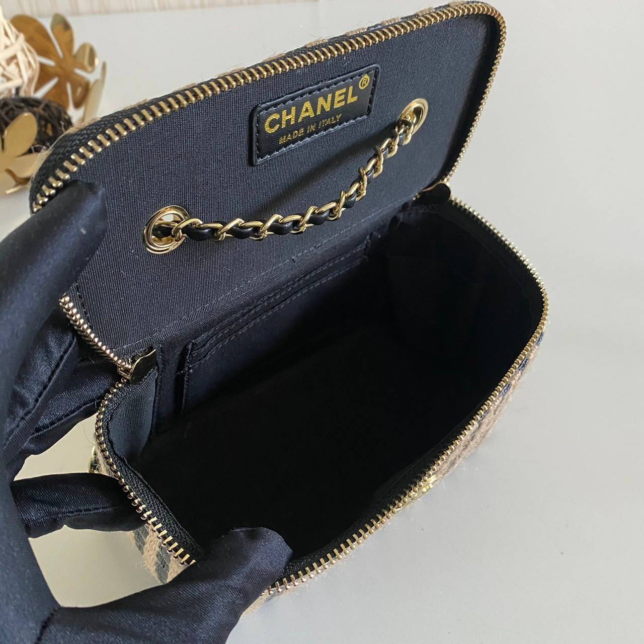 พรีเมี่ยมกิ๊ฟแท้ 100% 】หนังแท้ Chanel Box สต๊อกแน่นจัดเต็ม วัสดุสานทอพิเศษตามฉบับแบรนด์ น่ารักสุดๆ ใส่ของได้เยอะ งานพรีเมี่ยมกิ้ฟท์จากเค้าเตอร์น้ำหอมต่างประเทศ จากแบรนด์ CHANEL (GWP)