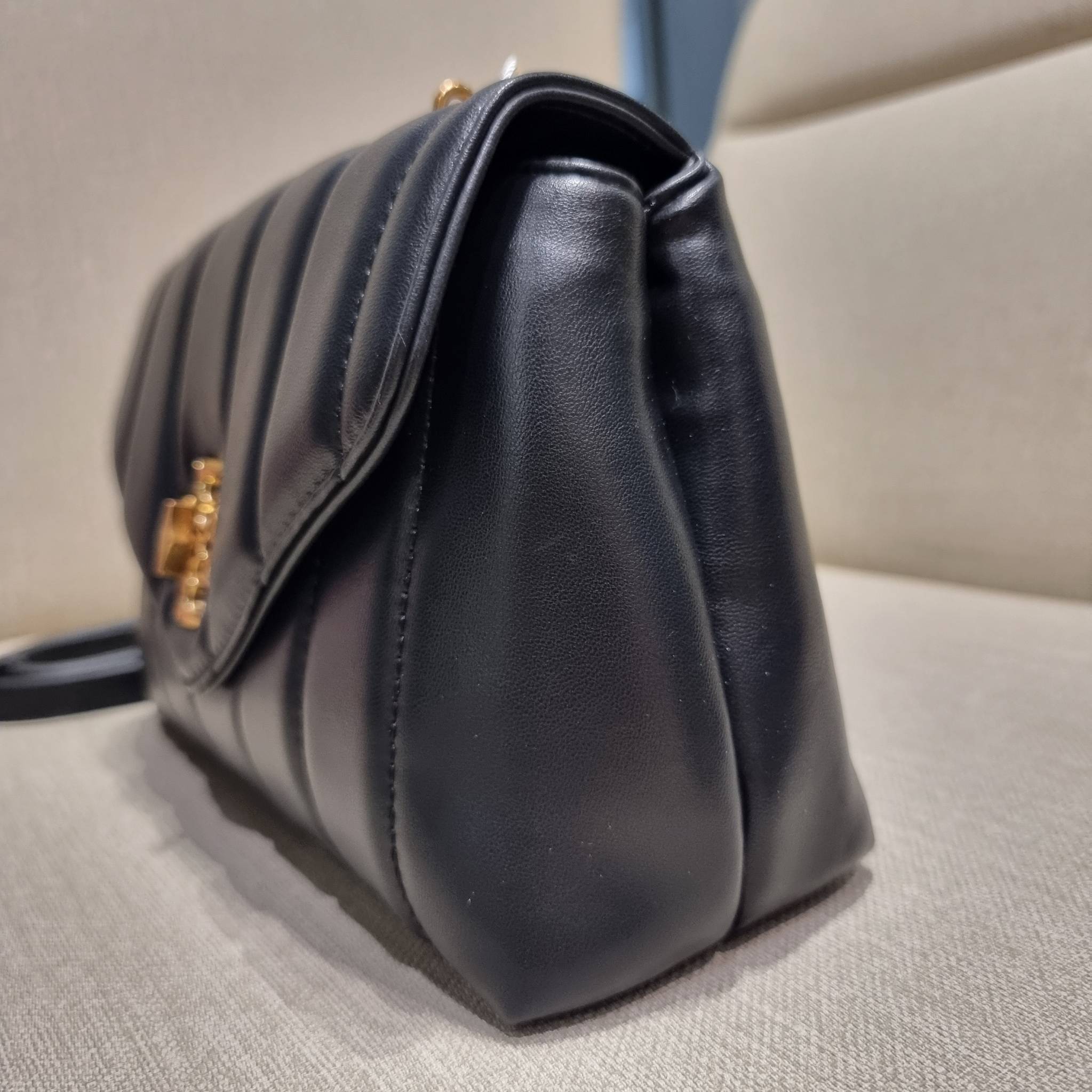 TORY BURCH KIRA QUILTED SMALL SATCHEL มาแล้วด่วนๆ!! กับคอลที่ปังไม่ไหว พร้อมเสิร์ฟสีคลาสสิค กระเป๋าถือ/สะพาย ทรงสวย สะพายคล่องตัว หนังแท้ ดีไซน์บุนวม เส้นคมสวยหรู วัสดุหนังแกะ สัมผัสดีงาม นิ่มมือ เปิด-ปิดด้วยอะไหล่บิดล็อค ภายในเป็นช่องโล่ง มีช่องซิป ใส่ขอ