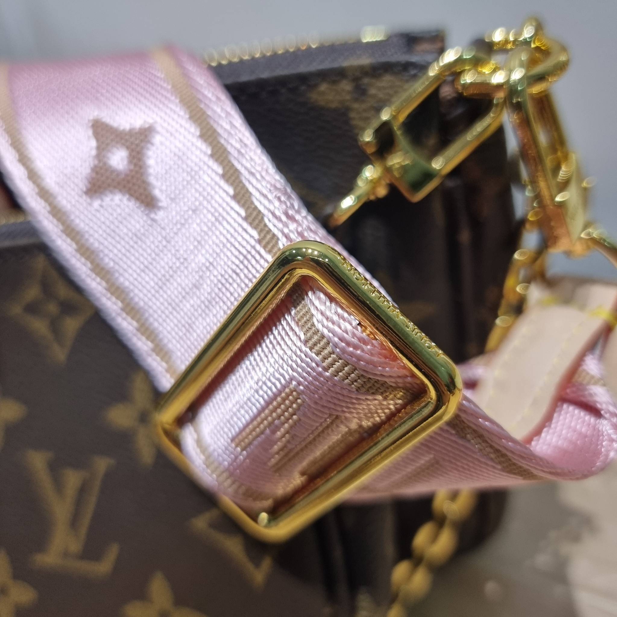 Set 4 ชิ้น LV Multi Pochette Bag New in!! กับ box set ชวนสะสม ที่จับเอารุ่นยอดฮิต มามิกซ์รวมกับไอเท็มสุดคุ้มของมันต้องมี!! จัดเรียงให้อยู่ในกล่องสุดหรู ไม่ว่าจะตัวกระเป๋า กระเป๋าสตางค์ กระเป๋าจิ๋ว ใบไหนๆก็นำมาใช้งานได้จริง คุ้มค่ามากๆ แถมฟรี! ริบบิ้นลายลิ