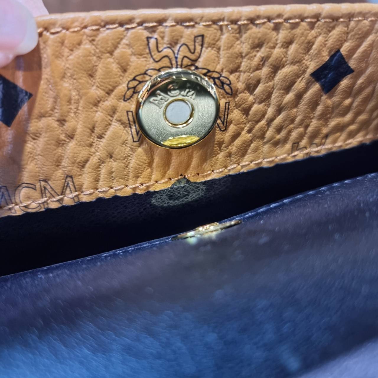 M.C.M KLASSIK LIMITED TOTE IN LEATHER BLOCK กระเป๋าโท้ท รุ่นลิมิเต็ดที่ทำเฉลิมฉลองวันครบรอบแบรนด์ ถือเป็นรุ่นที่หายากมาก ได้มารอบนี้รอบเดียวจ้า โท้ทสวยอยู่ทรง ขนาดกำลังดี พิเศษมากมาพร้อมสายหนังห้อย เข้าเซ็ท และสายสะพายสปอร์ต ถอดได้ ปรับได้ตามตัว รุ่นนี้หน