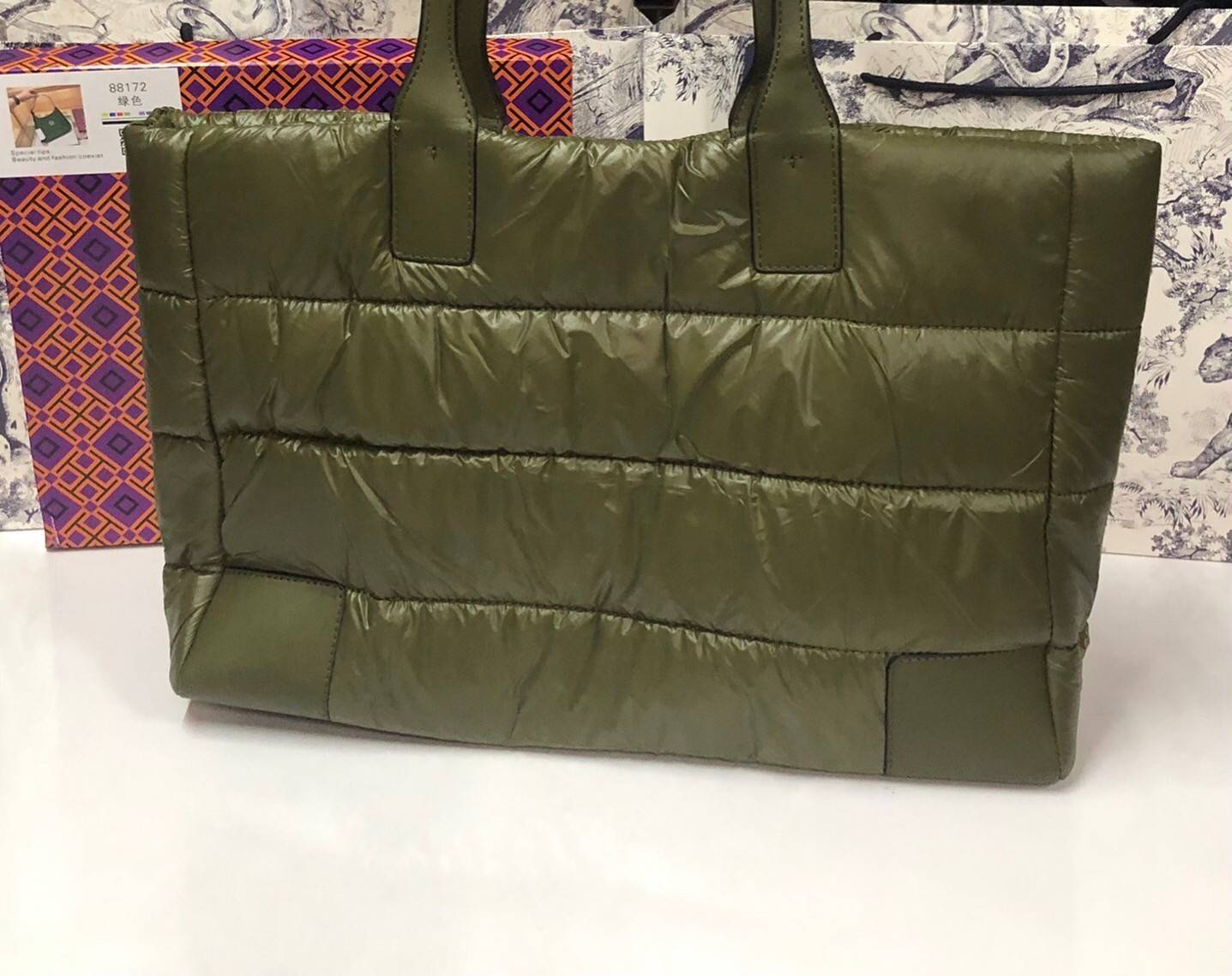 พร้อมส่งที่ไทย TORY BURCH Ella Puffer Tote Bag 40cm กระเป๋าโท้ทใบใหญ่ ภายในโล่งกว้าง จุของได้เยอะ ภาพสินค้าถ่ายจากงานขายจริง ใช้งานต่างประเทศได้