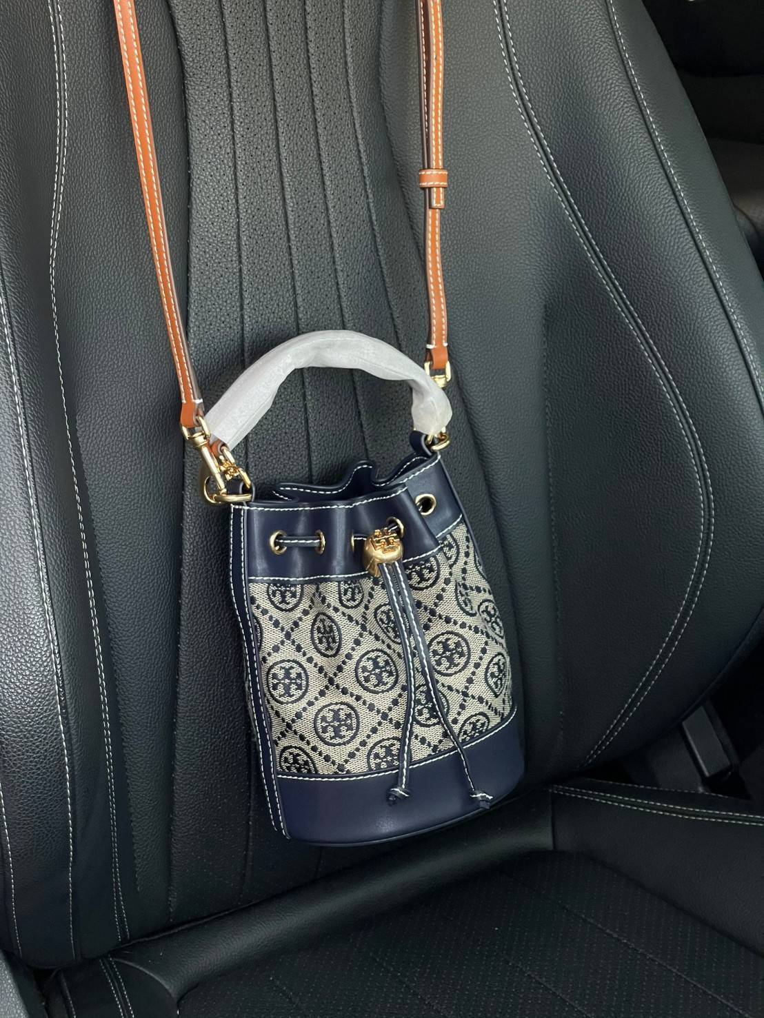ของแท้ 💯% Mini Tory Burch T Monogram jacquard mini bucket bag เปิดตัวกระเป๋า T MONOGRAM รุ่นใหม่ล่าสุดจาก TORY BURCH ครั้งแรกกับโมโนแกรม ขนาดมินิ ที่ได้รับแรงบันดาลใจมาจากโลโก้สุดคลาสสิก