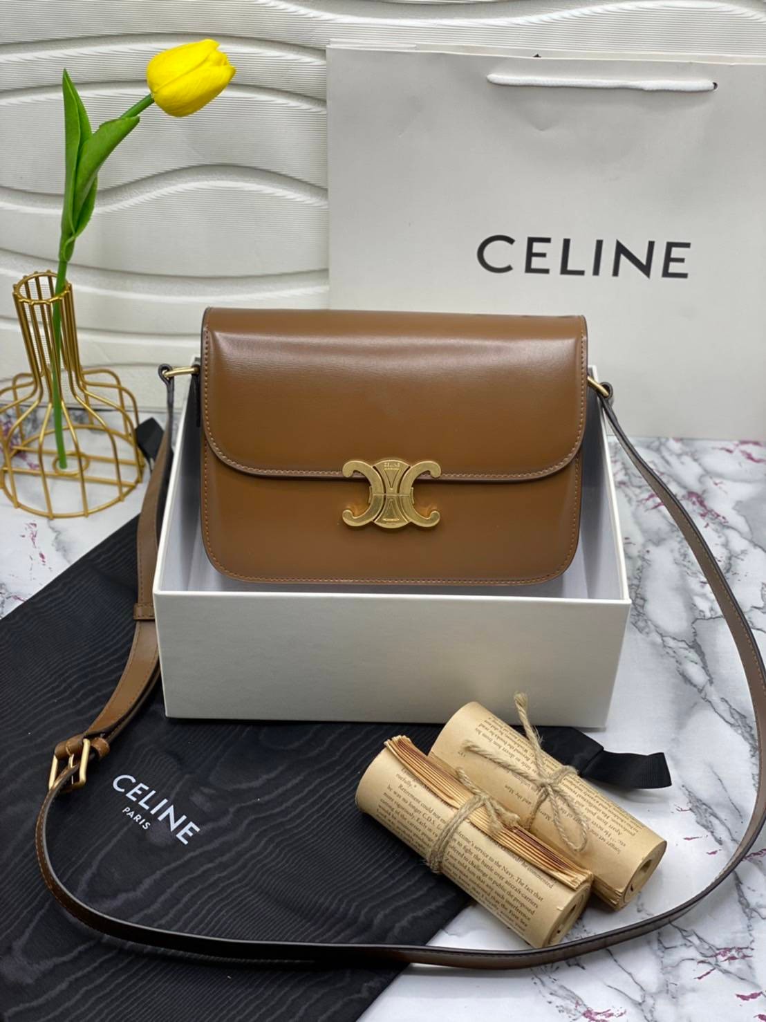 หนังแท้ CELINE TRIOMPHE CROSSBODY BAG ดีไซน์ยอดนิยมสไตล์สาว LISA ทรงสี่เหลี่ยมหนังสวยหรูอยู่ทรงเปิดปิดด้วยฝาปิดโลโก้แบรนด์อะไหล่ทอง ภายในมีช่องหลัก ช่องย่อย และช่องซิป สามารถใส่มือถือของใช้จุกจิกได้เยอะ มาพร้อมสายสะพายหนังยาวปรับระดับได้ จะสะพายไหล่ CROSS