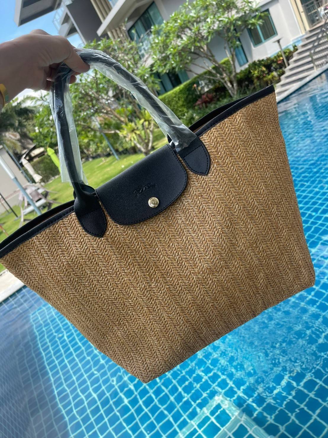 LONGCHAMP LE PLIAGE COLLECTION PAILLE TOP HANDLE BAG มี 3 ขนาด XS/S/M กระเป๋าถือหรือสะพาย งานสาน raffia ปากกระเป๋าตัดด้วยหนังสีดำ ลุคช์สุดเท่ของเหล่า Celebrities กับกระเป๋าปิคนิกสุดฮิตจาก Longchamp อย่าง Le Pliage Paille (เลอ ปลิยาจ ไพล์) ถือเป็นกระเป๋าที