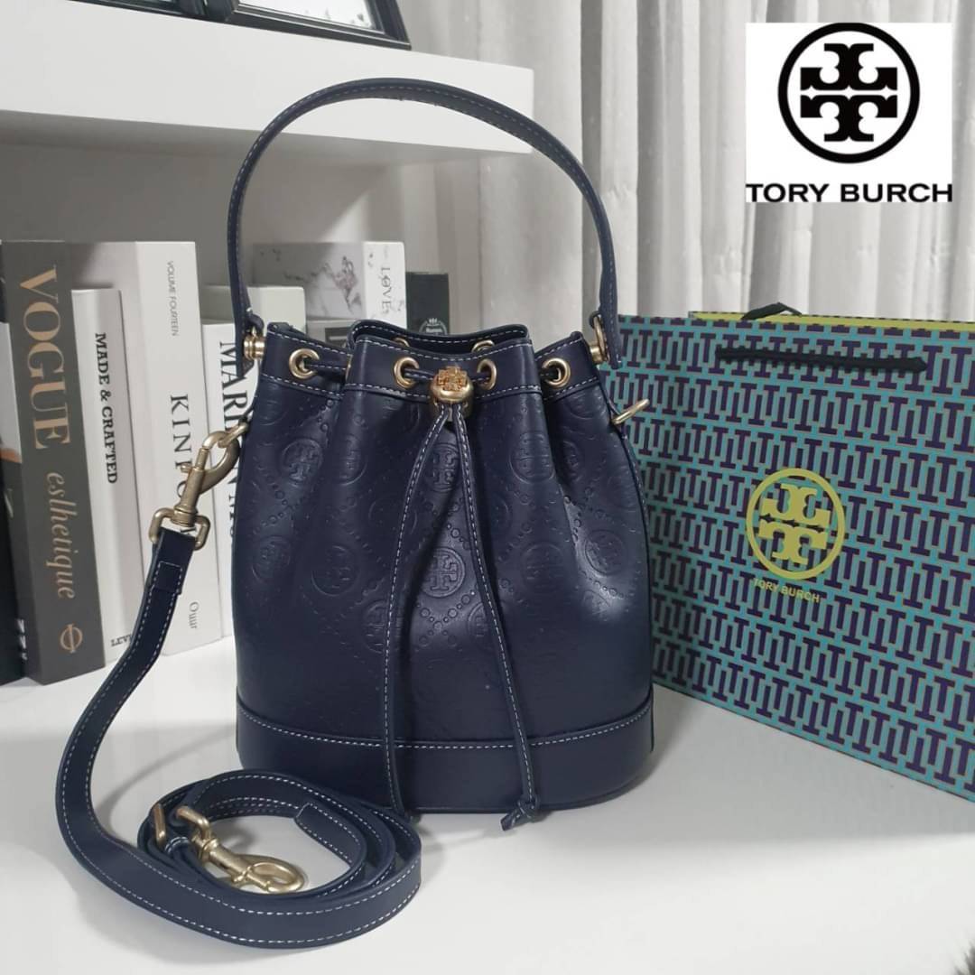 OUTLET 】BEST PRICE!! ปรับราคาพิเศษ เหมาะกับให้เป็นของขวัญที่สุด! งานช็อป 💕 Tory burch monogram leather bucket bag ดีไซน์สวยงามตามแบบฉบับของแบรนด์แล้ว **ที่ทำจากวัสดุหนังแท้ ตัวกระเป๋าอยู่ทรงสวยมีลายแบรนด์สวยหรู ใช้รูดเปิดปิด ภายในบุผ้าอย่างดี มีช่