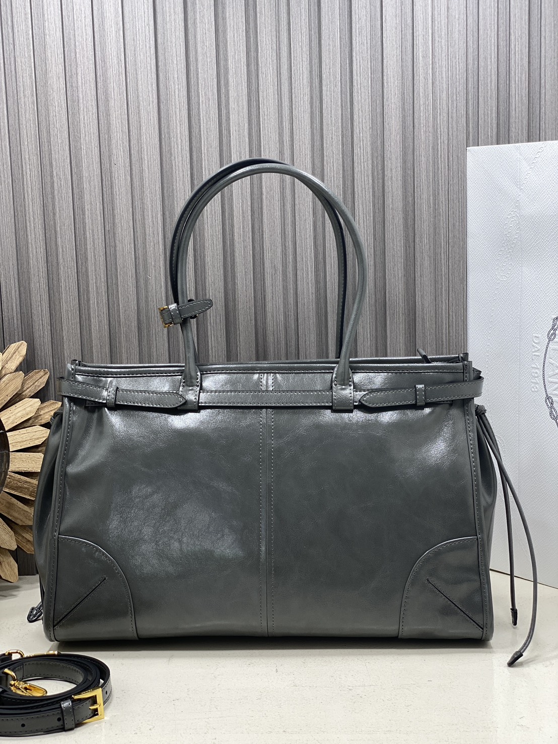 ORI หนังแท้ | Prada Bonnie Large Sueded Handbag Cinnamon 38cm กระเป๋าสะพายทรงโท้ทใบใหญ่ งานหนังกลับโทนสีน้ำตาล โดดเด่นด้วยดีไซน์ที่เน้นความประณีตแต่ใช้งานได้จริง