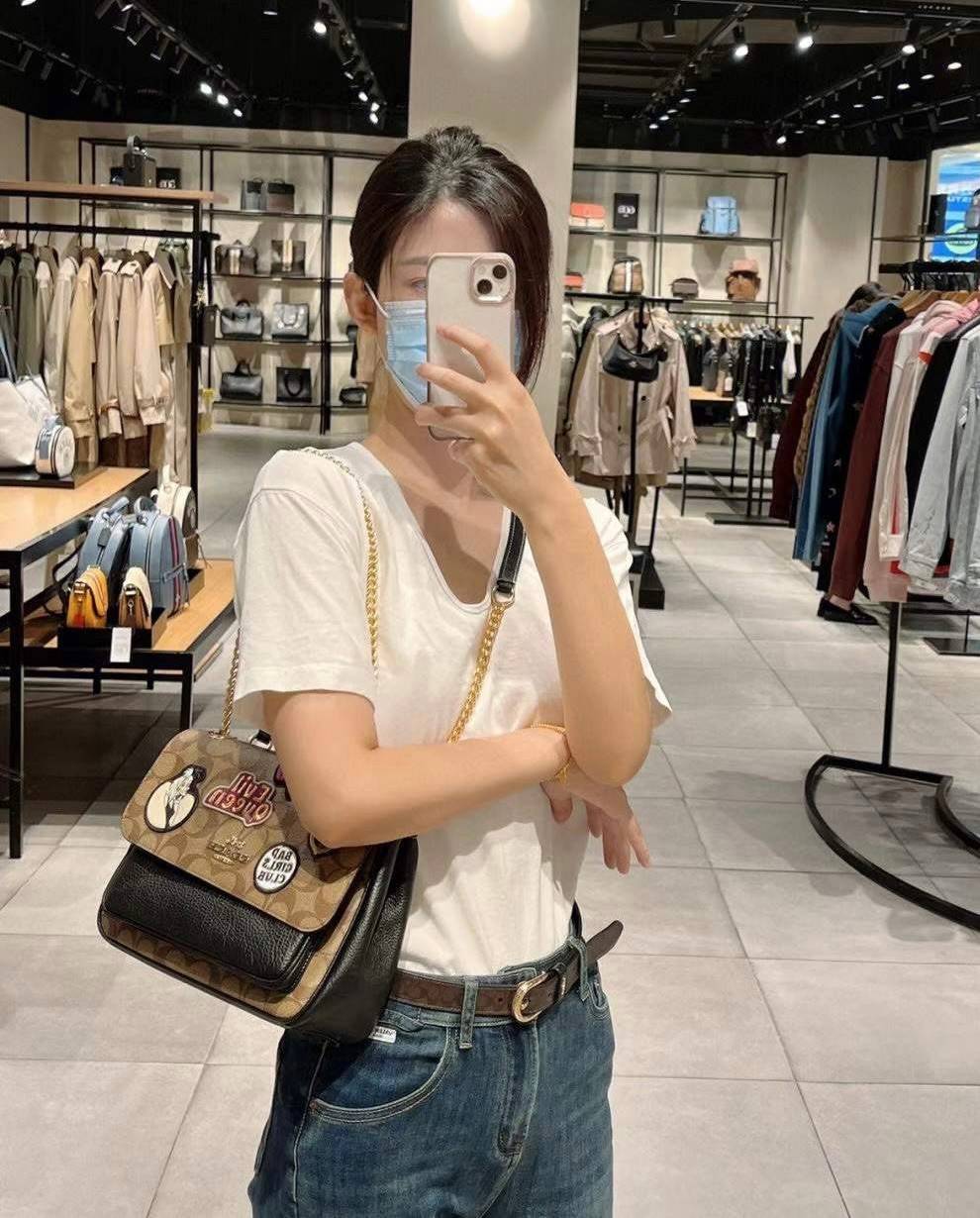 Coach Disney X Coach Klare Crossbody 25 In Signature Canvas With Patches((CC152)) พร้อมส่งก่อนใคร! เริ่ดๆ ชิคๆ กันก่อนค่ะ กับกระเป๋าสะพายแบบครอสบอดี้ร์หรือทบสายคู่ใช้งานแบบหิ้วหรือคล้องไหล่ได้ ✔️หนังแท้อย่างดีสวยมากๆค่ะ