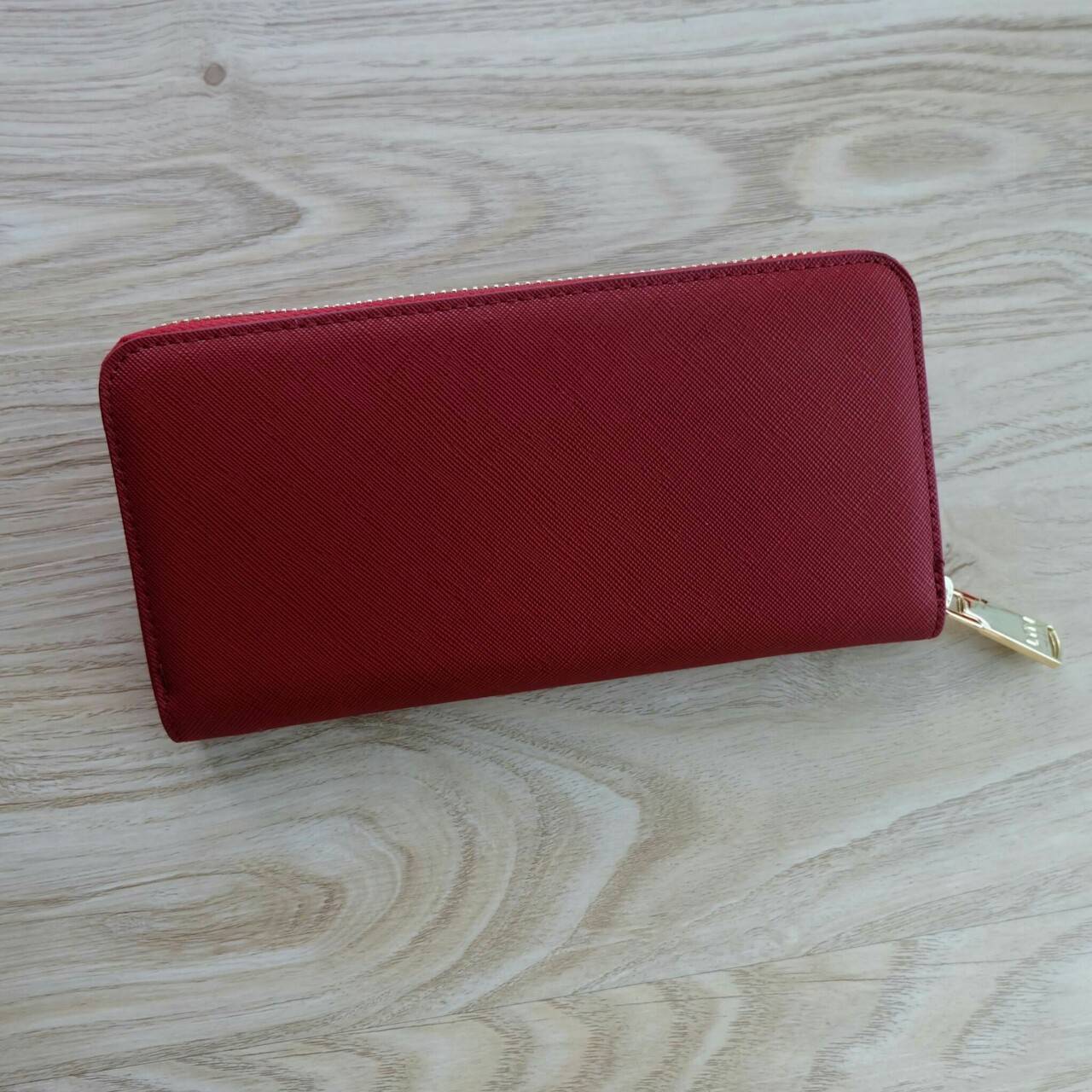 LYN Long Wallet กระเป๋าสตางค์ใบยาว วัสดุหนังลาย Saffiano - ตัวกระเป๋าเปิด - ปิดด้วยซิปรอบ - ภายในมีช่องใส่บัตรหลายช่อง มีช่องใส่ธนบัตร และช่องซิปใส่เหรียญค่ะ