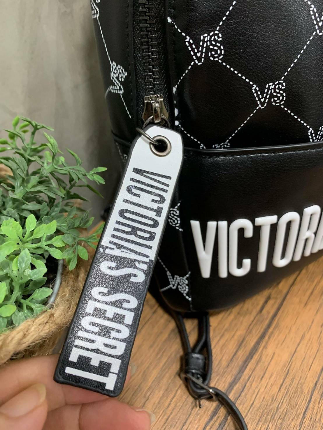 VICTORIA'S SECRET Monogram Mini Citypack กระเป๋าเป้รุ่นใหม่ ดีไซน์สวยเรียบหรู วัสดุหนังเรียบลาย Monogram Cool ขนาดกลางกำลังดี ใส่มินิไอแพค กระเป๋าสตางค์ยาวได้ น้ำหนักเบา เปิดปิดด้วยซิปเดียวหางซิปยาวสกรีนโลโก้แบรนด์ สายสะพายโซ่ต่อหนังแบบเข็มขัดปรับระด