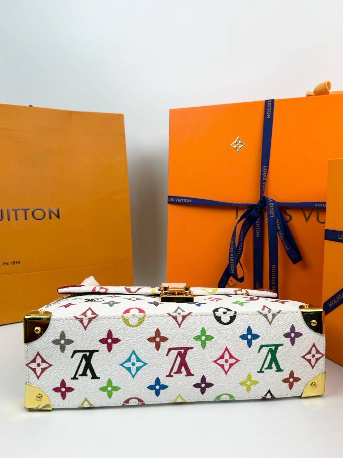 ORI หนังแท้ | LV Trunkie bag กระเป๋าสะพายรุ่นใหม่ ดีไซน์ร่วมสมัยโดดเด่นด้วยมุมโลหะ เฉลิมฉลองเอกลักษณ์ที่สืบทอดมาอย่างยาวนาน ผสานฟังก์ชันการใช้งานเข้ากับความหรูหรา Monogram แคนวาสตกแต่งหมุดสีทอง สะท้อนถึงกระเป๋าเดินทางสไตล์วินเทจ