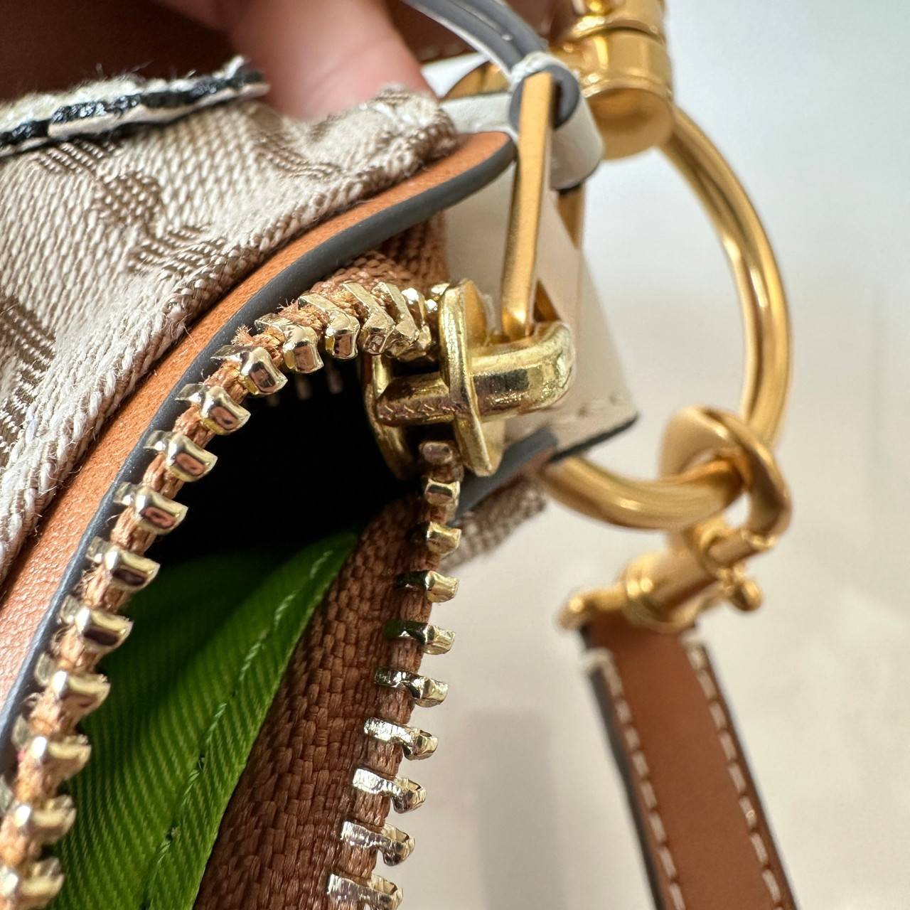 TORY BURCH Mini T Monogram Embroidered Rabbit Crescent Bag 🐇 คอลเลคชั่นกระต่ายสุดร้อนแรงแห่งปี 🥕🥕 คอลเลคชั่นทีบ่งบอกสไตล์ที่ทันสมัยทรงครึ่งวงปักลายกระต่ายบนกระเป๋าสุดน่ารัก โด่ดเด่น