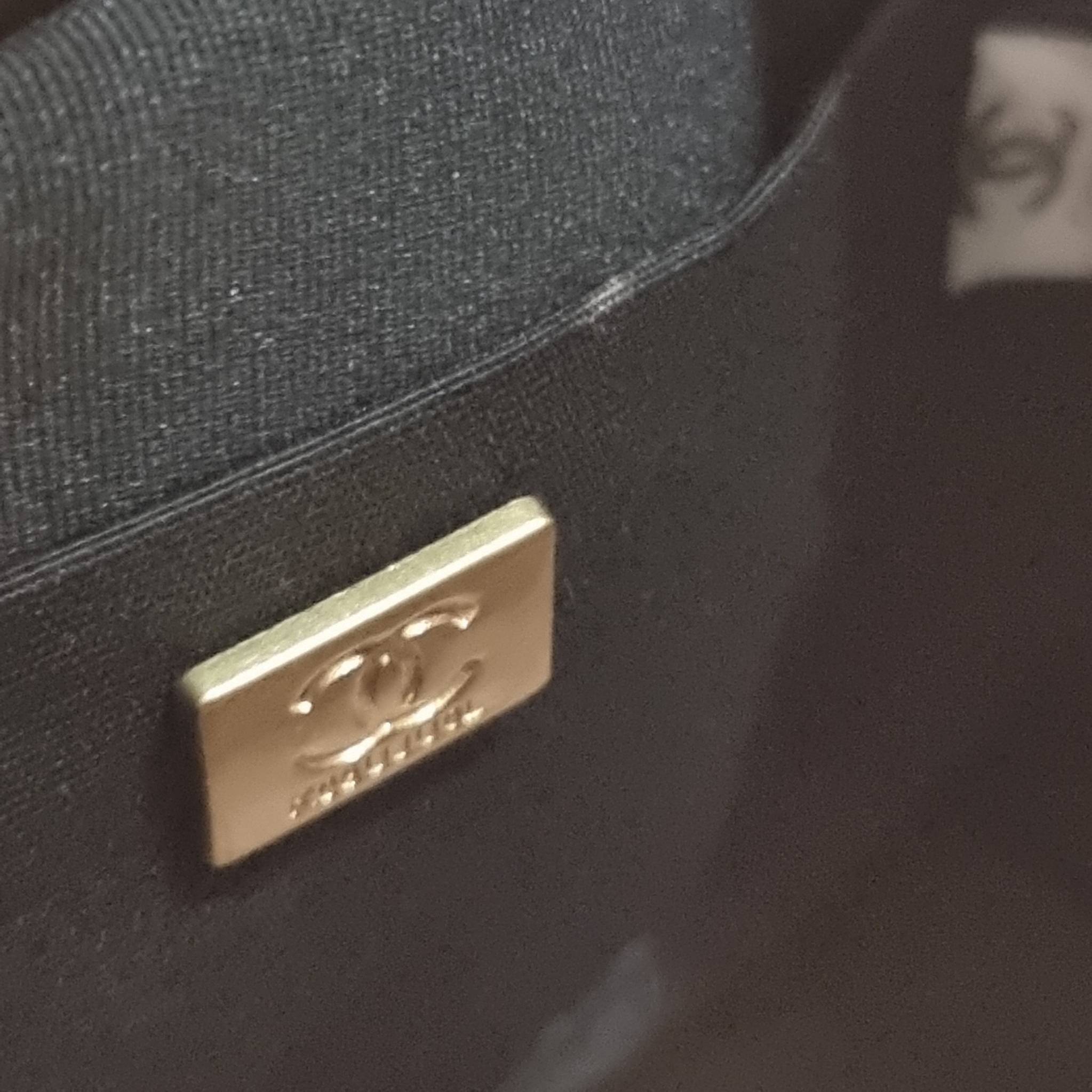 Chanel small backpack กระเป๋าสะพายหลังใบเล็ก โลหะสีทอง ดีไซน์ 2023 น้องน่ารักตะโกนม้าก!! กับกระเป๋าทรงเป้ ขนาดน่ารักน่าใช้ ดีเทลดีงาม มีใบลูกติดในตัวกระเป๋า สะดวกใช้สุดๆ