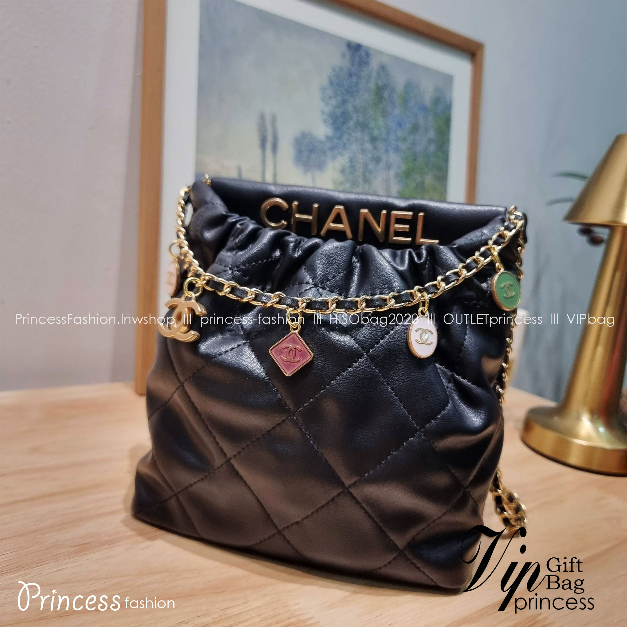 Chanel 23P mini bucket bag น่ารักมากๆ กับกระเป๋าสะพายไซส์มินิ ที่ปล่อยผ่านไม่ได้จริง ดีไซน์สายโซ่คล้องแขนตกแต่งอะไหล่ห้อยเพิ่มมูลค่า และยังตกแต่งโลโก้สวยเด่น