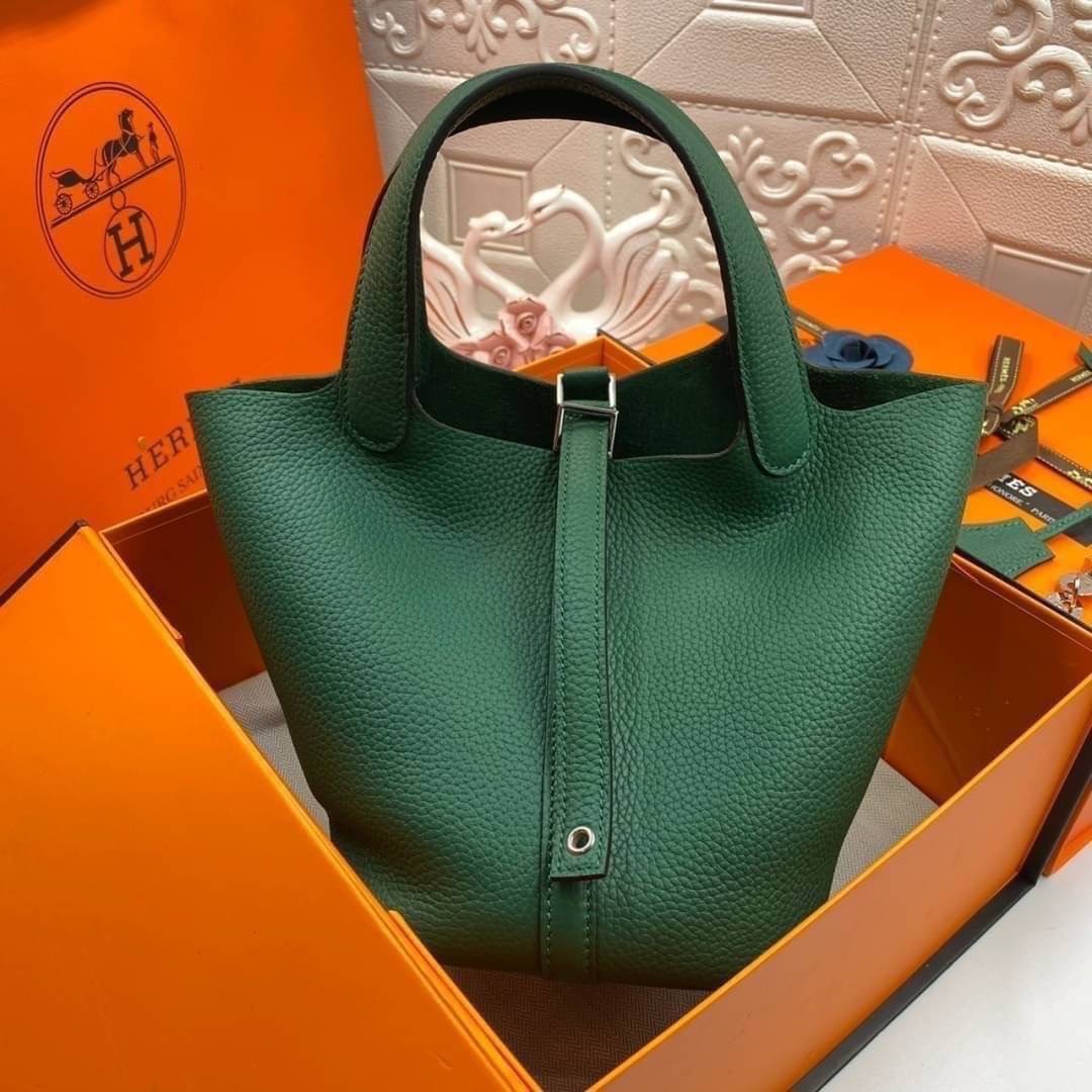 หนังแท้ Hermes Picotin Lock 18 bag กระเป๋าถือแบรนด์หรูระดับโลก งานเกรดออรินอล หนังแท้ทั้งใบ หนังมีลายทอริลลอนคล้ายของจริง มาพร้อมตัวล็อคเคลลี่ Kelly lock รูปทรงเรียบแต่หรู ใช้งานได้ทุกโอกาส ถือง่าย ใช้งานง่าย ภายในโล่งกว้าง ภาพสินค้าถ่ายจากงานขายจริง ใช้ง