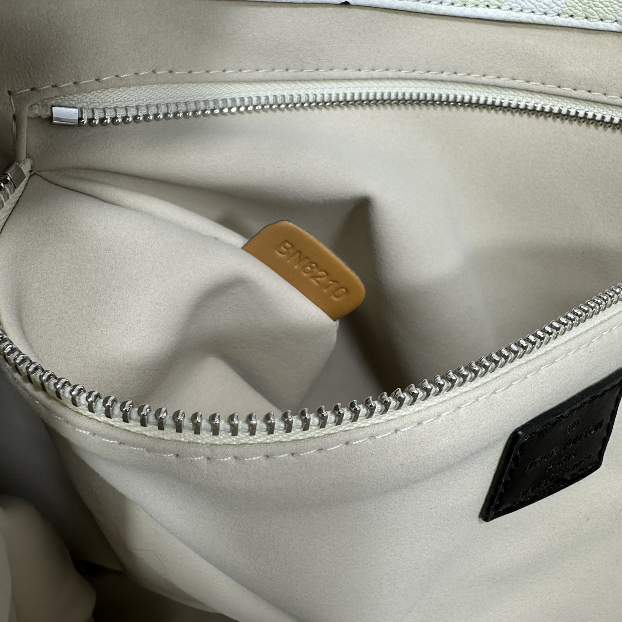 ORI หนังแท้ | LV Shopper Tote MM bag / striking black ink handwriting pattern กระเป๋าทรงโท้ทใบใหญ่ แต่งลายตัวอักษรแบบลายมือเต็มใบ