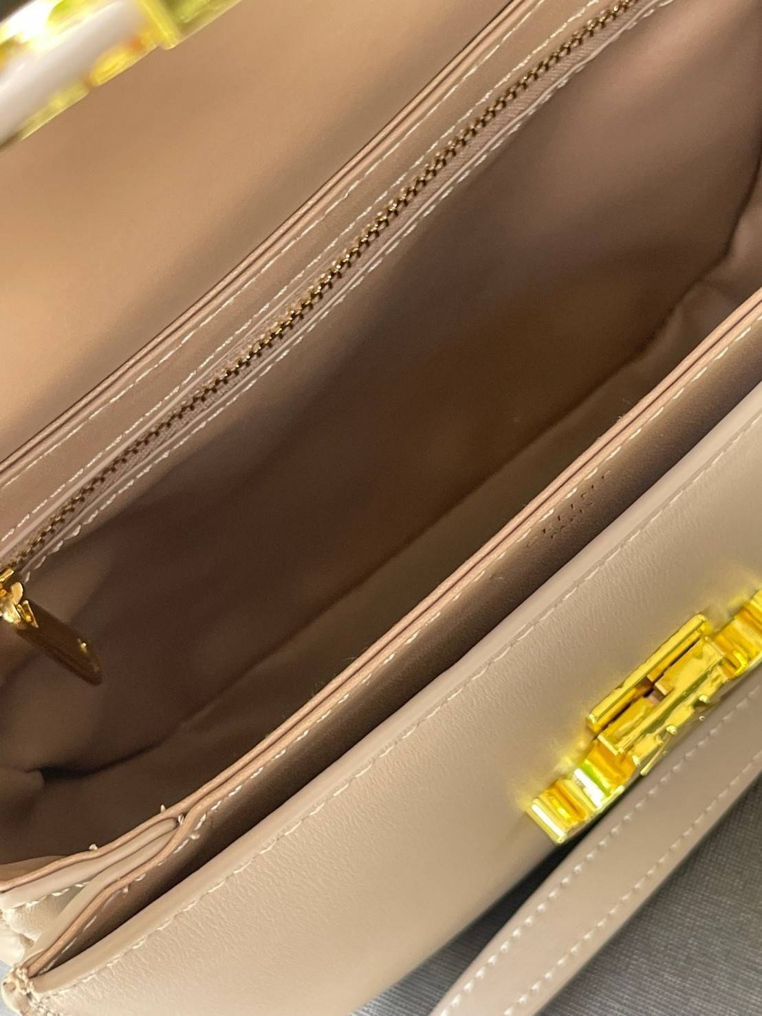 VIP 🥂 CELINE TEEN BESACE TRIOMPHE IN SHINY กระเป๋าสะพายคาดลำตัวรุ่นนี้นับว่าเป็นกระเป๋าอีกหนึ่งรุ่นในซีรีส์ Triomphe ที่ได้รับความนิยมอย่างมาก ด้วยรูปร่างทรงโค้งมนมีความคลาสสิกตามแบบฉบับของ Celine เพิ่มความหรูหราและโดดเด่นด้วยการตกแต่งด้วยโลโก้โลห