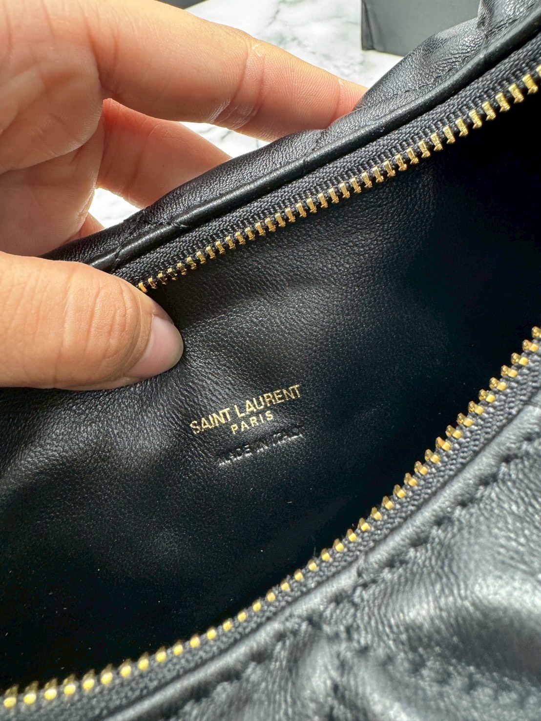 ORI หนังแท้ | YSL ICARINO in quilted nappa 25cm กระเป๋าถือ Icare รุ่นยอดนิยม ปรับไซส์ใช้งานง่าย ดีไซน์ทันสมัย น้ำหนักเบา เรียบหรู โดดเด่นด้วยโลโก้แบรนด์สีทอง