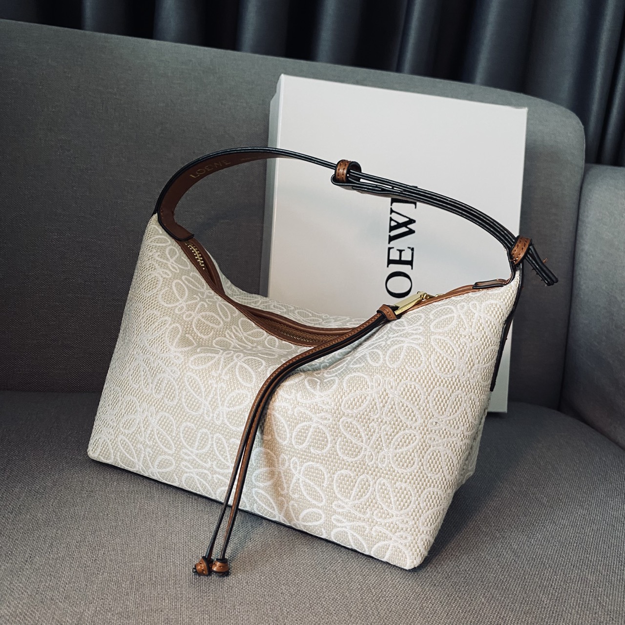 LOEWE Cubi Small Logo Canvas Top Handle Bag กระเป๋าทรงสวยดีไซน์ยอดฮิตประจำปีเลย! ปักโลโก้แบรนด์บนผ้าทั้งใบเป็นเอกลักษณ์ หูจับปรับได้ สวยหรูวินเทจ