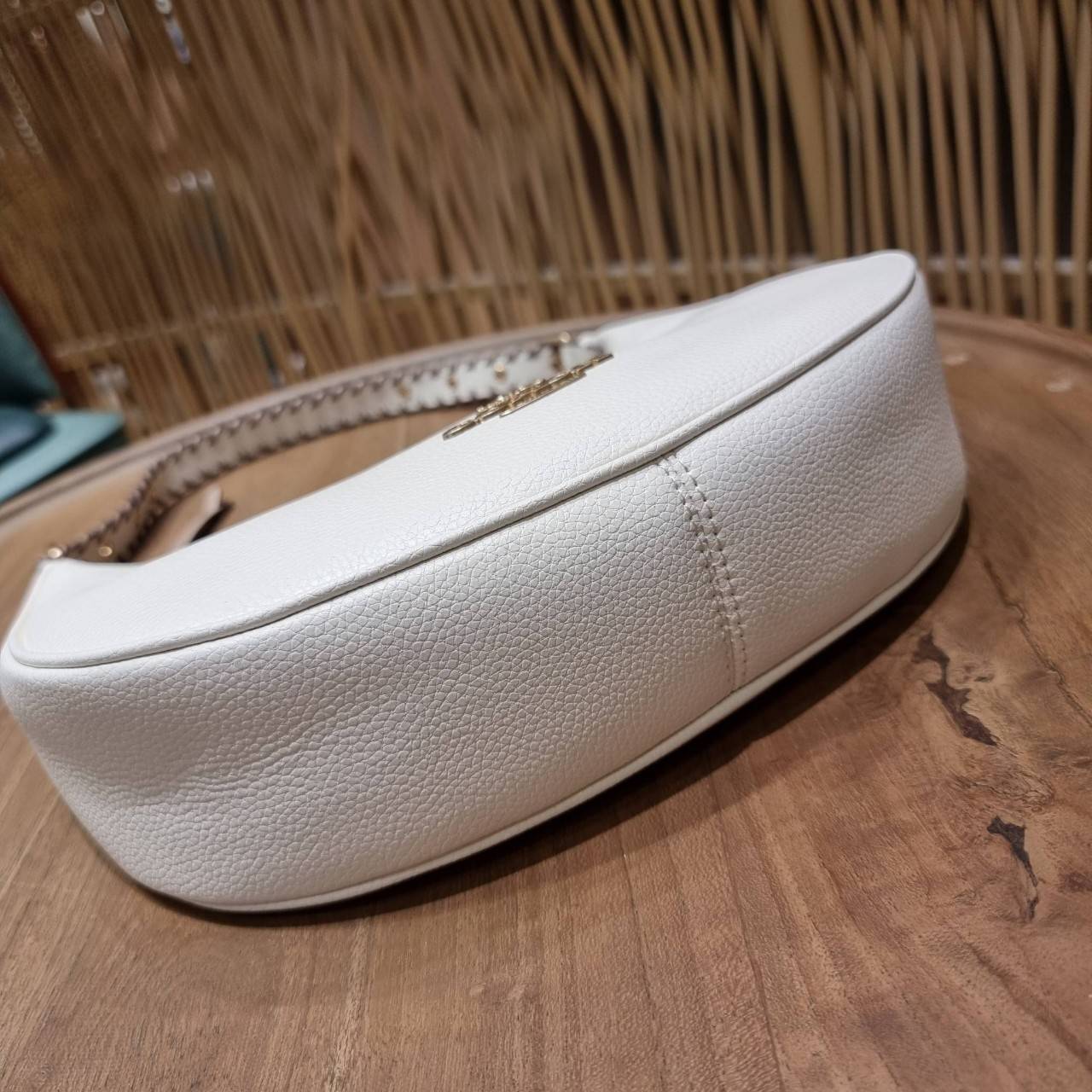 COACH C4108 BAILEY HOBO WITH WHIPSTITCH BEST SELLER ต้องมา!! กระเป๋าทรงโฮโบ ดีไซน์หรูหรา แมชท์ง่ายกับทุกไลฟ์สไตล์ วัสดุหนัง pepble หนังนิ่มสวย เปิด-ปิดด้วยซิปรูดใช้งานง่าย ภายในโล่งกว้าง สายคล้องสะพายไหล่ มีดีเทลน่ารักน่าใช้ ใช้งานสะดวกและง่ายต่อการใช้ชีว