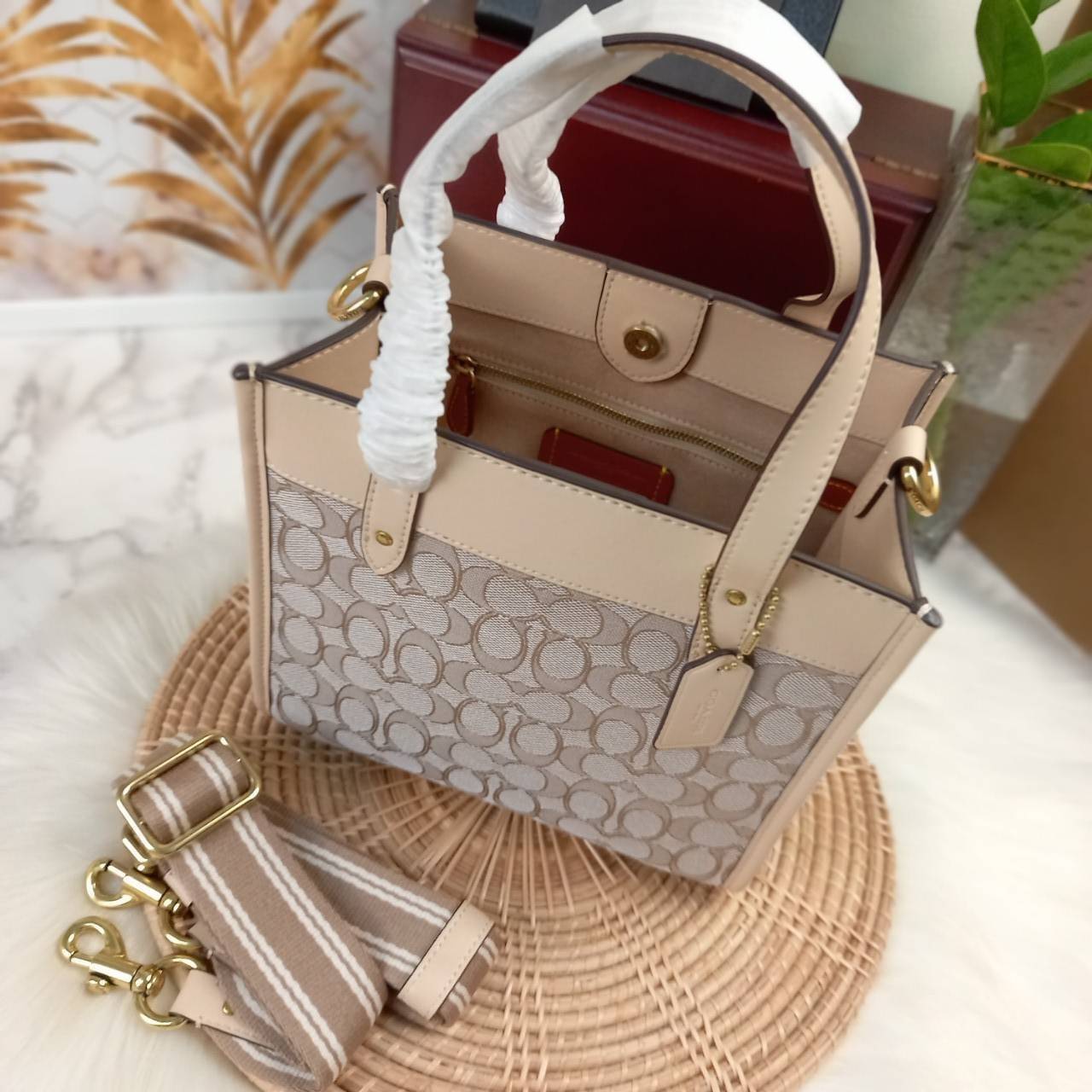 ใบนี้ ช่วยให้ชีวิตง่ายขึ้นเยอะเลย🌈🌺>>COACH FIELD TOTE 22 IN SIGNATURE JACQUARD(COACH C3865) 🍁กระเป๋าถือ สะพาย รุ่น Unisex ใช้ได้ทุกเพศวัย ขนาดเหมาะต่อการใช้งานในแต่ละวันมากๆ //วัสดุ jacquard ลาย signature ตกแต่งดีเทลด้วยหนังแ