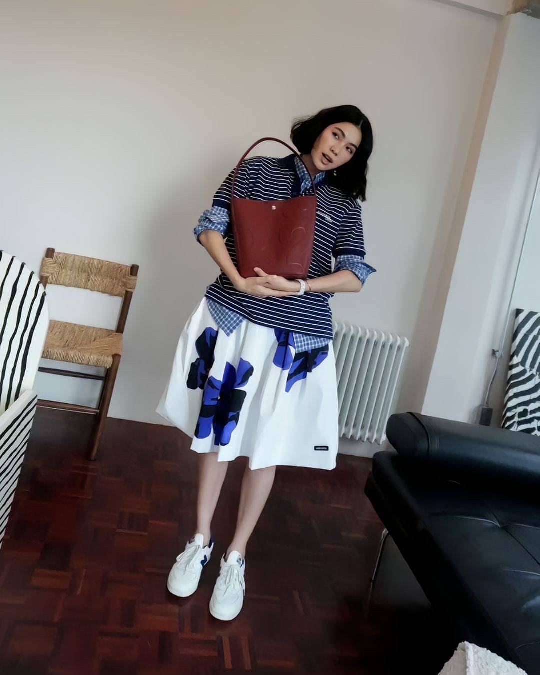 Rally The Bag Whisper กระเป๋าทรงบัคเก็ตงานหนังรุ่นใหม่ ฮอทติดลมบน มาแรงสะพายกันทั่วบ้านทั่วเมือง สายแบกสายขนห้ามพลาดจุของได้เยอะ รุ่นหนังผิวสัมผัสนิ่มมือ ทนทานและจุสิ่งของได้ครบครัน โดดเด่นด้วยโลโก้ตัวนูน