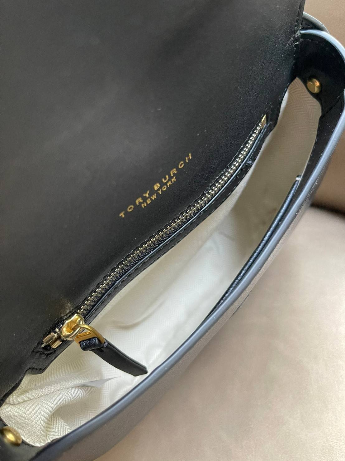 Tory Burch Miller Metal Saddle Bag กระเป๋าที่ใช้เป็น Everyday Bag ก็คือสามารถใช้งานได้บ่อยครั้งและสามารถสะพายไปทำกิจกรรมต่าง ๆ