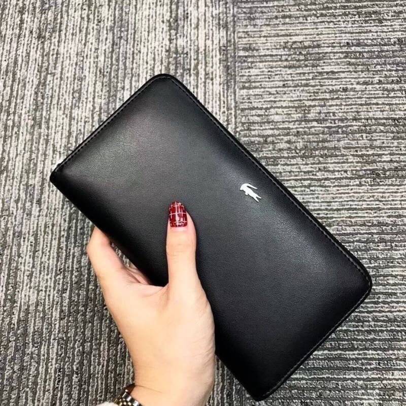 LACOSTE FACTORY LONG WALLET กระเป๋าสตางค์ใบยาวรุ่นใหม่ล่าสุดหนังสวยอยู่ทรงเปิดปิดด้วยซิปรอบด้านหน้ามีโลโก้แบรนด์เรียบหรู ภายในมีโลโก้ ช่องซิป ช่องใส่บัตรหลายช่องใส่มือถือ iphone8 เหรียญ บัตรได้เยอะ ตัวจริงสวยน่าใช้คลาสสิคไม่มีเอ้าท์ ราคาสุดคุ้ม สินค้ามาพร