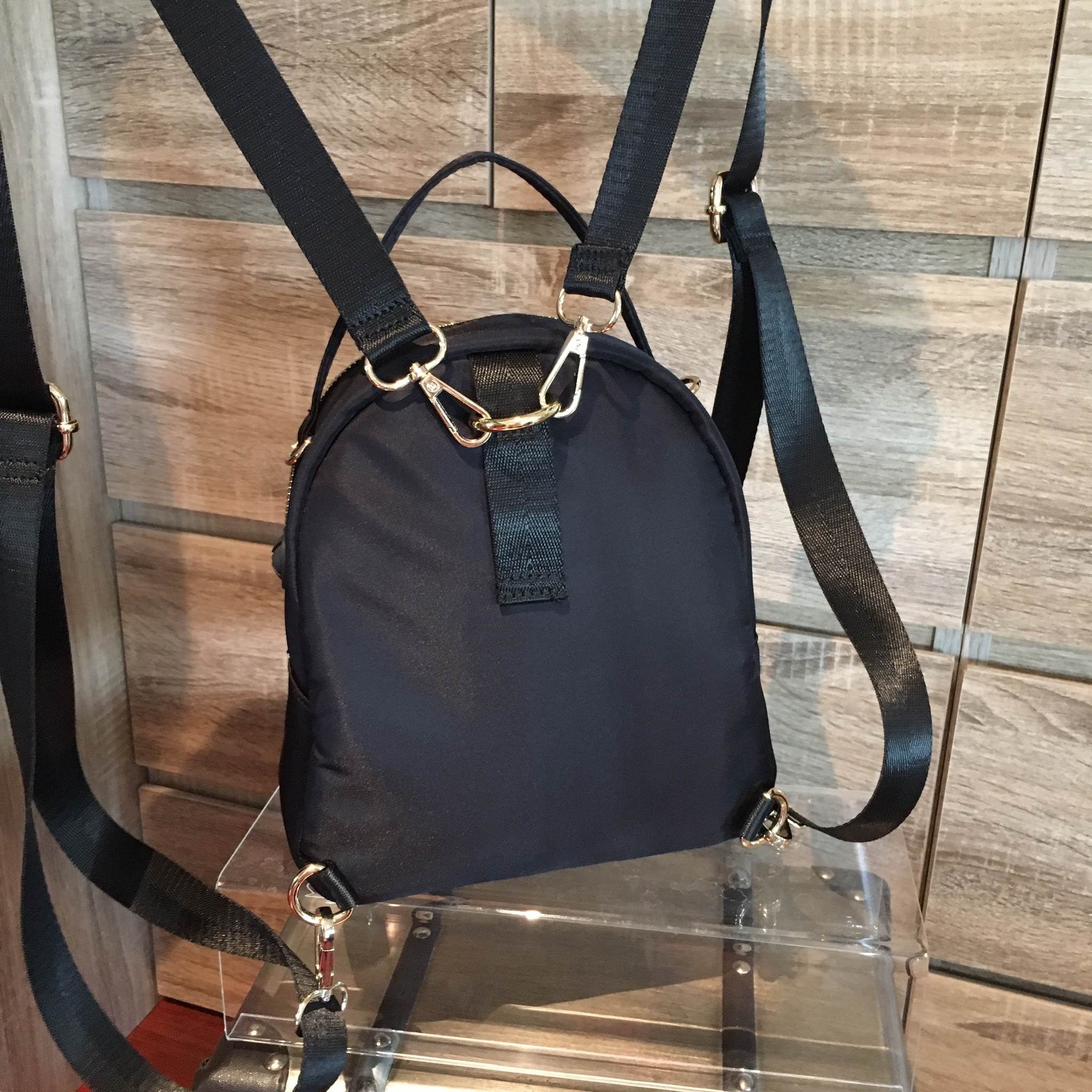 กระเป๋าเป้!!! ทรงน่ารักมากๆๆๆ จากแบรนด์ OASIS รุ่นพิเศษ ช่องซิป 3 ช่องใหญ่ + สายยาวถอดได้ ปรับสะพายได้หลายรูปแบบค่า จุดเด่นที่ >ตัวกระเป๋าทำจากผ้าไนล่อนเนื้อดี >น้ำหนักเบามาก >สายกระเป๋า ถอดปรับ สะพาย หลัง สะพายข้าง ลำตัว หรือ สะพายพาดไหล่ได้คะ &