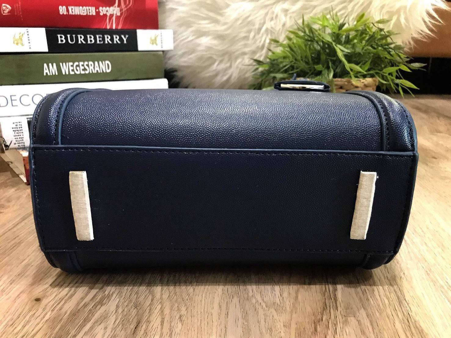 คาเวียร์อะไหล่เงิน DON'T MISS! BEST SELLER! CHARLES & KEITH STRUCTURED TRAPEZE BAG 2018 กระเป๋าถือหรือสะพายรุ่นยอดนิยมดีไซน์สวยหรูวัสดุหนังคาเวียร์อยู่ทรงด้านข้างเเต่งหนังช่องตัดดูมีดีเทล ด้านหน้าสกรีนโลโก้ ด้านหลังมีช่องซิป เปิดปิดด้วยซิปหัวซิปปั้มโ