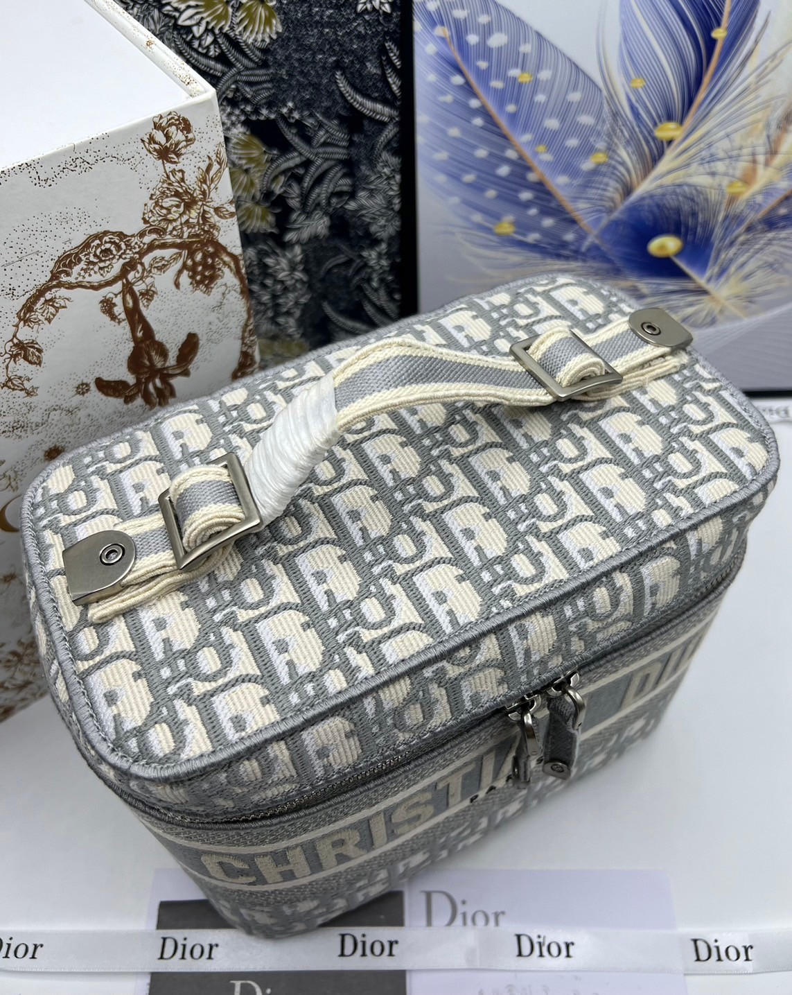 22cm Medium DiorTravel Vanity Case กระเป๋าใส่เครื่องสำอางใบกลาง จุของได้เยอะ มาพร้อมกับลวดลาย Oblique ปักอย่างประณีตและประดับด้วยสัญลักษณ์ Christian Dior Paris มาพร้อมสายสะพายและหูจับในตัว