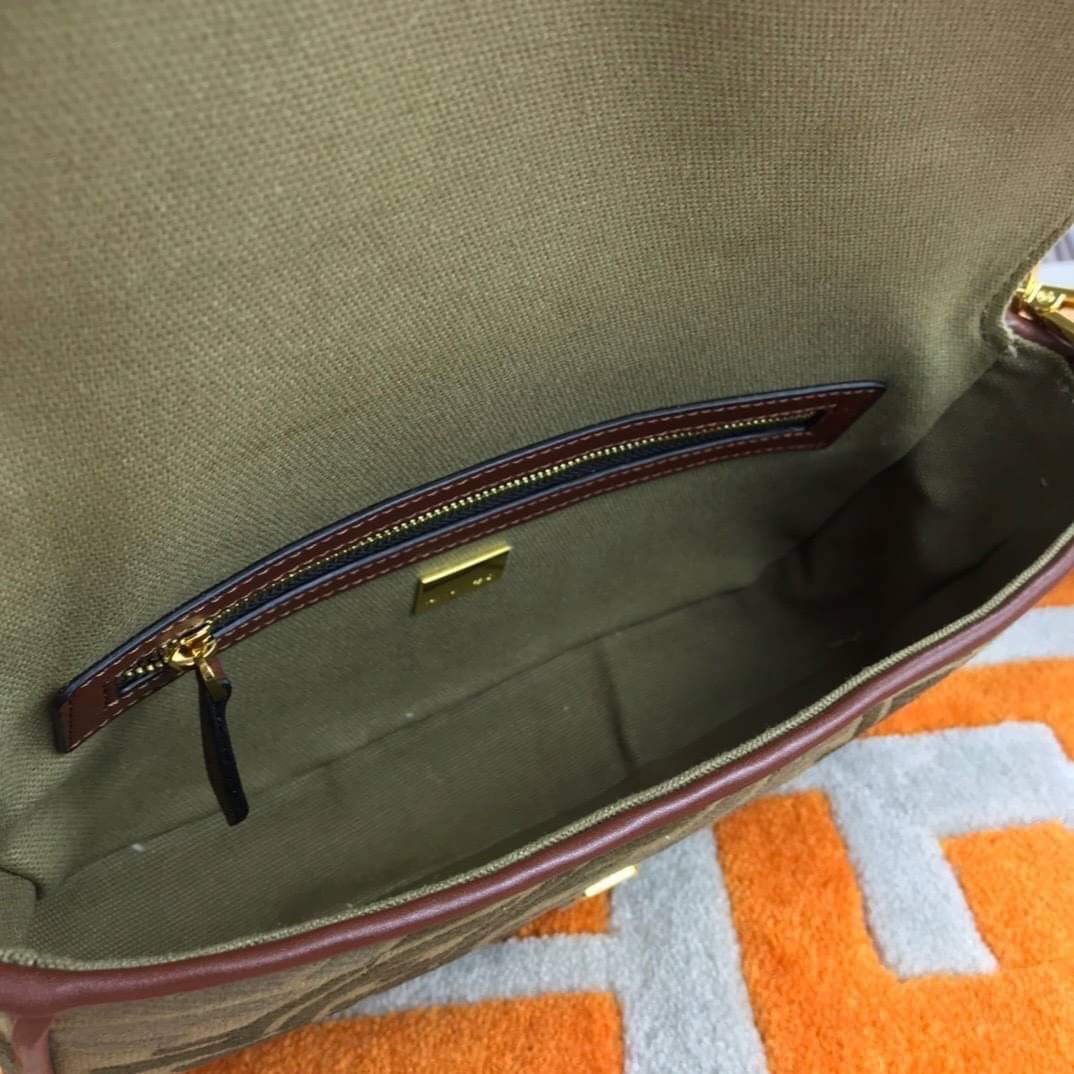 VIP GIFT 】FENDI BAGUETTE SUMMER 2021 CANVAS SHOULDER BAG กระเป๋าสะพายพรีเมี่ยมกิ๊ฟ หายาก สีคัลเลอร์ฟูลสุดใส โดดเด่น ดีไซน์ปั๊มโลโก้รอบใบ วัสดุผ้าแคนวาส ทนทาน มาพร้อมสาย 2 แบบ สำหรับคล้องแขน และสายครอสบอดี้สีทูโทน เปิด-ปิดด้วยกระดุมแม่เหล็ก ภายในเป็นช่องโล