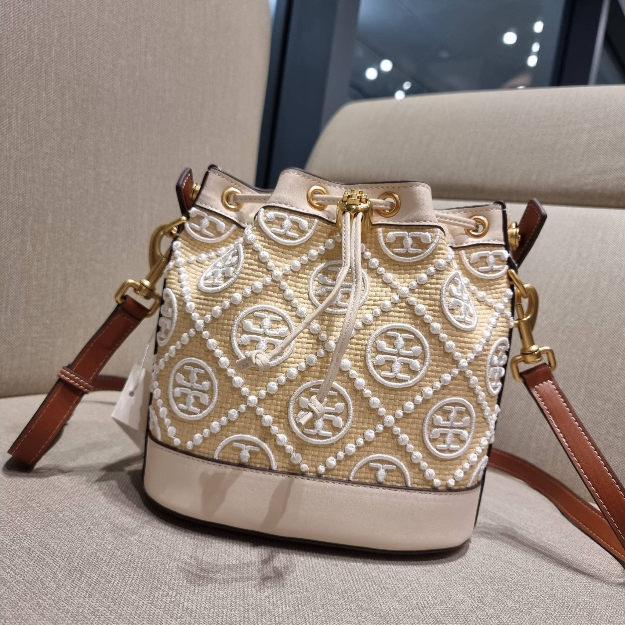 TORY BURCH T MONOGRAM STRAW BUCKET BAG ใหม่ก่อนใคร พร้อมเสิร์ฟความสวยให้ถึงบ้านแล้วน้า กระเป๋าบัคเก็ตทรงยอดนิยม ดีไซน์ใหม่ล่าสุด ยูนีคไม่เหมือนใคร ลายสานเต็มใบ พร้อมปักโลโก้เอกลักษณ์ โดดเด่น งานฝีมือมากๆ สลับส่วนของหนังที่ขอบและก้นกระเป๋า ภายในเป็นช่องโล่