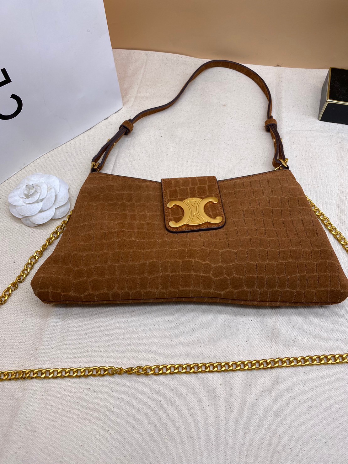 CELINE MEDIUM WILTERN BAG IN CROCODILE EMBOSSED SUEDE CALFSKIN / Celine hobo / Celine Bag พร้อมส่ง กระเป๋าถือ/สะพายโซ่อะไหล่ทองหรูหรา ทรงโฮโบ สวยผู้ดี ใช้งานง่าย โดดเด่นด้วยโลโก้สีทอง