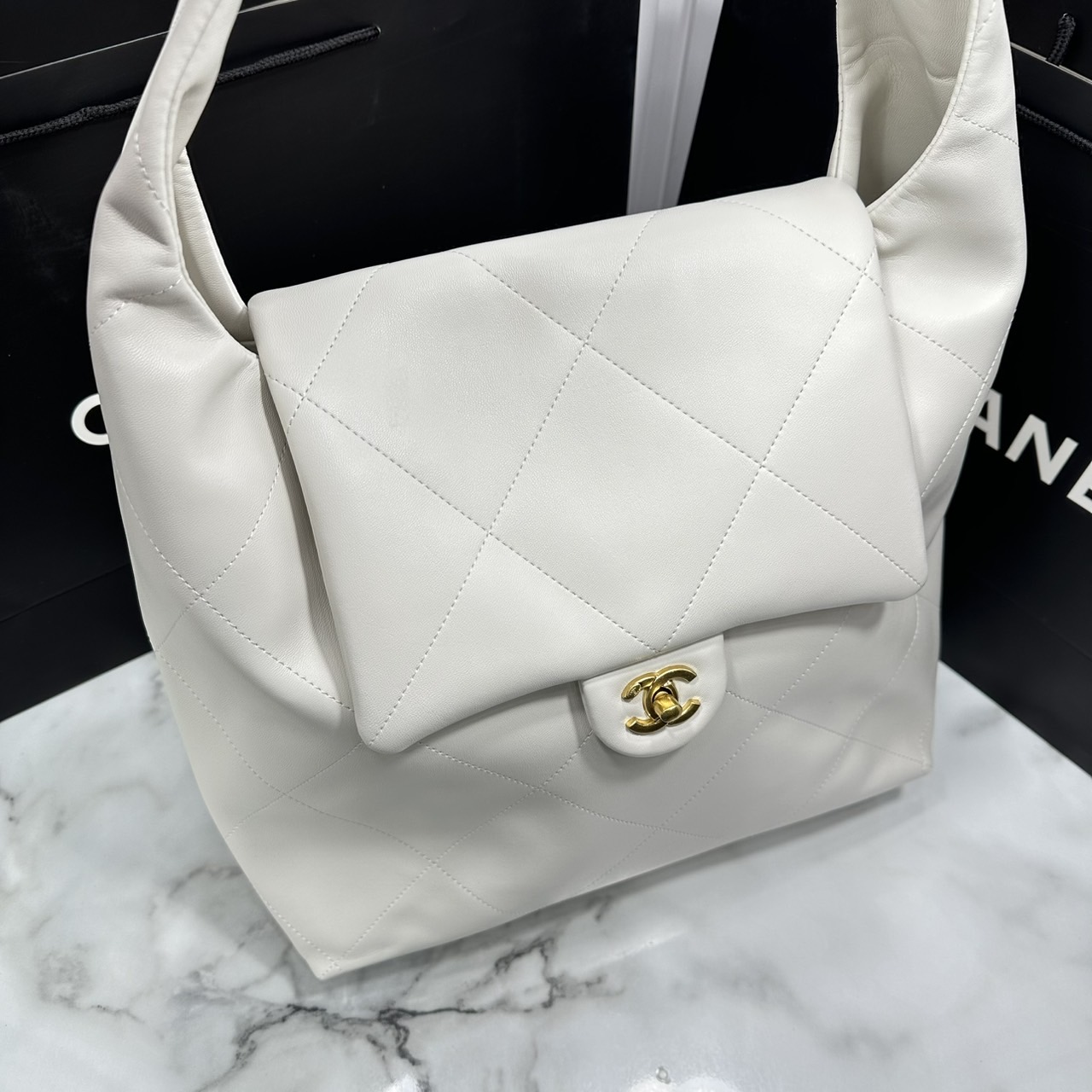 ORI หนังแท้ | CHANEL Large Hobo Bag กระเป๋าสะพายทรงโฮโบใบใหญ่ ภายในโล่งกว้างจุของได้เยอะ มาพร้อมใบเล็กสะดวกใช้งาน รุ่นใหม่สําหรับ Fall 2025