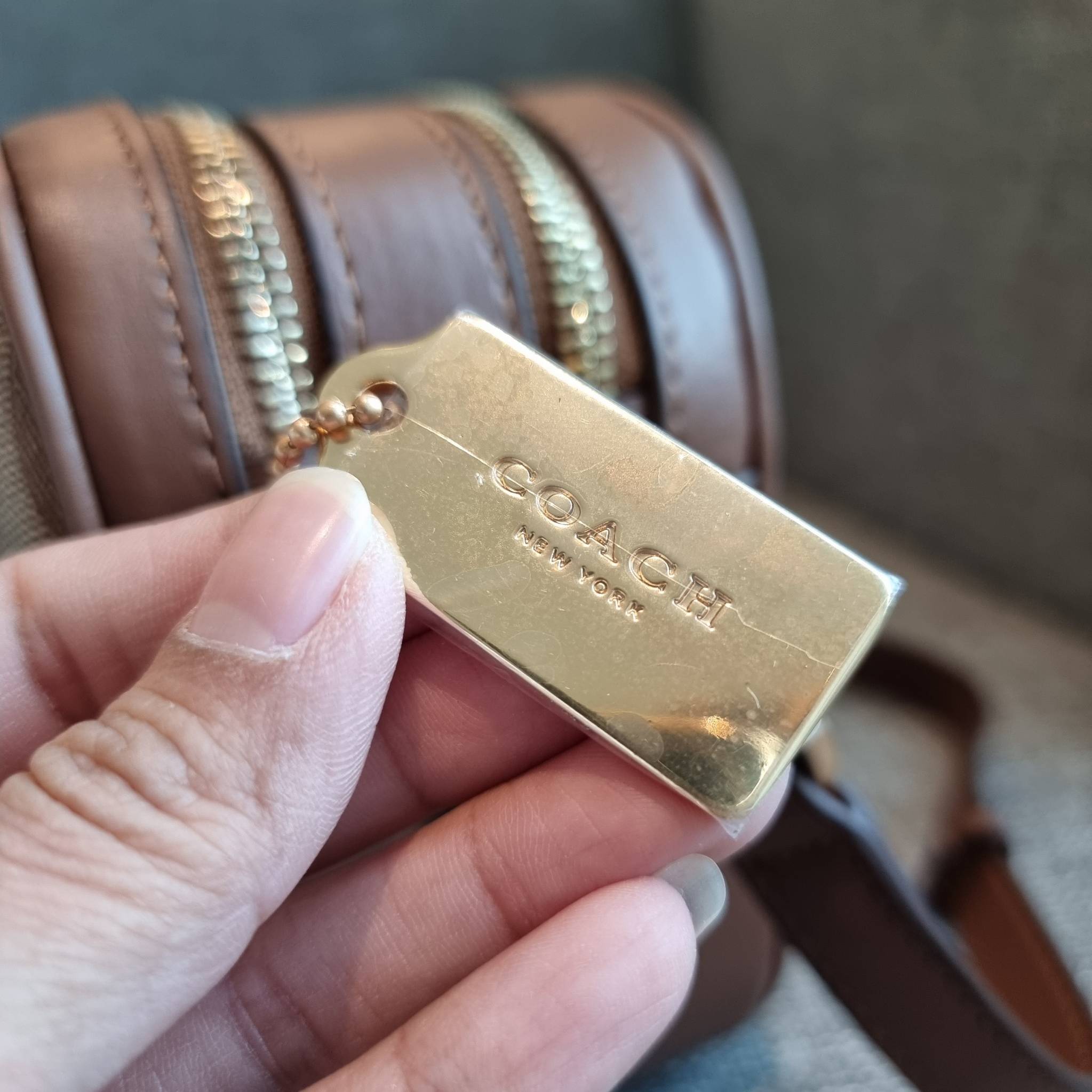 OUTLET 】COACH F68168 JES CROSSBODY IN SIGNATURE CANVAS รุ่นยอดฮิต!! กระเป๋าสะพายข้าง รุ่น 2 ซิป ใบใหญ่จุใจ สีคลาสสิคขายดี!! วัสดุหนังแคนวาสเคลือบลาย เปิด-ปิดด้วยซิป 2 ช่องหลัก ใช้งานง่าย ทรงสวยมากๆรุ่นนี้ มาพร้อมสายสะพาย crossbody ปรับได้ตามตัว ภายในใส่ขอ