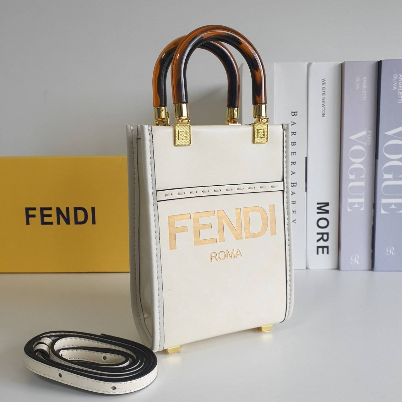 สวยหรูมาก กับ FENDI MINI SUNSHINE SHOPPER วัสดุหนังแท้ทั้งใบ ปั้มชื่อแบรนด์ด้านหน้า ที่จับเซรามิคสีสวยมีสลักแบรนด์ *ทรงมินิน่ารัก ด้านในเป็นช่องโล่งกว้าง สามารถใส่ กระเป๋าสตางค์สั้น มือถือได้ทุกรุ่น มาพร้อมสายสะพาย ถอดปรับได้ อะไหล่ปั้มแบรนด์สีทอง ปั้มโลโ