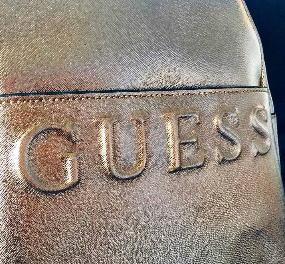 NEW!!! GUESS WOMAN'S BACKPACK ใครไม่มีจัดว่าพลาด!! กระเป๋าเป้ขนาดกระทัดรัดสำหรับสาวๆสากวก guess วัสดุทำจากหนัง PU นำหนักเบา เพิ่มความสะดุดตาด้วยโลโก้แบรนด์ปั้มตัวนูนสายสะพายหลังปรับเลื่อนได้ ภายในจุของได้เยอะ มีช่องกระเป๋าเล็กภายใน
