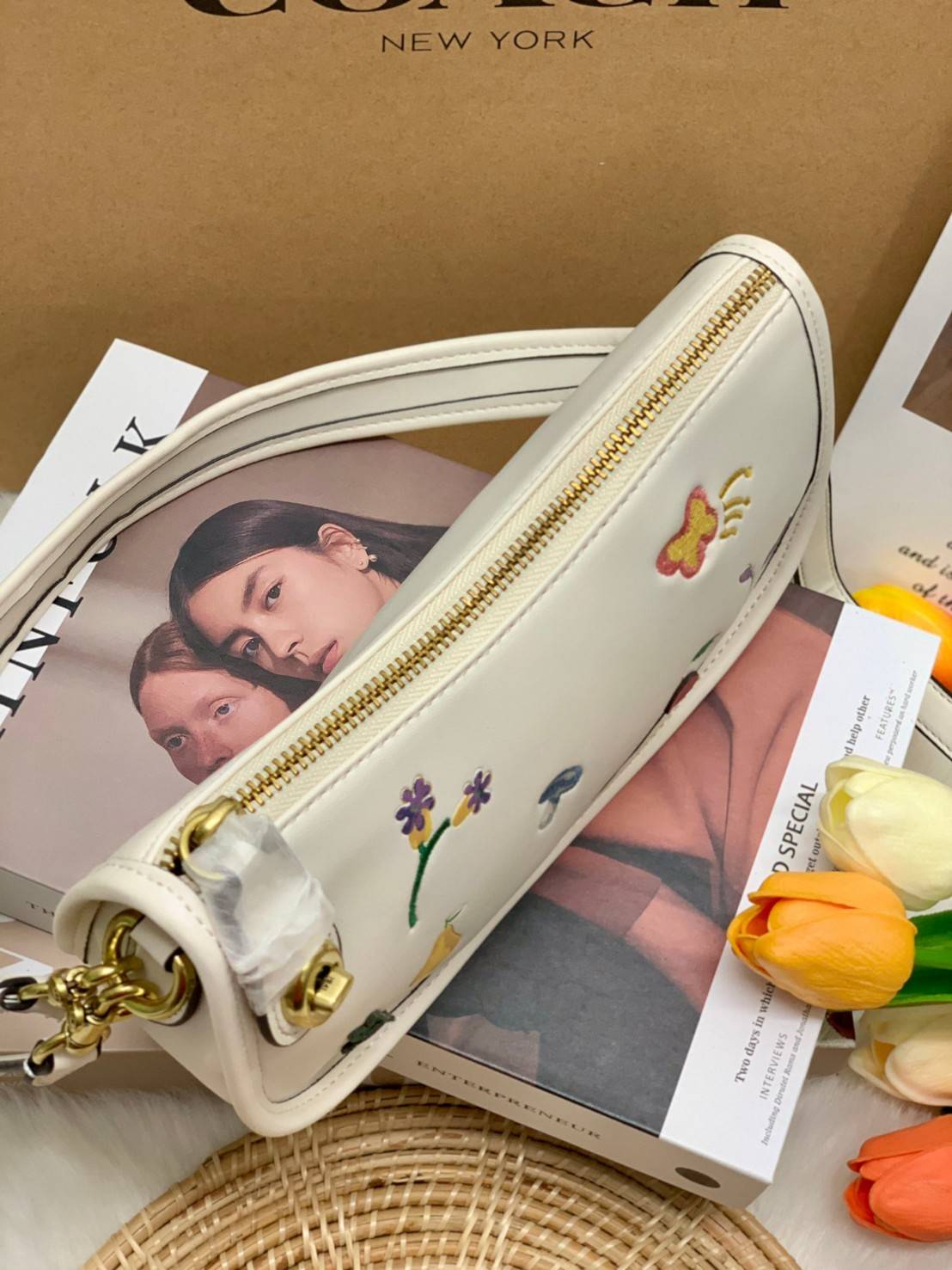 imited edition🌸 COACH C2766 SWINGER WITH GARDEN EMBROIDERY พร้อมส่งที่ไทย สวยก่อนใครชั่วโมงนี้ค่ะ💐 กระเป๋าหิ้ว//สะพายข้างได้ หนังแท้ หนังนิ่ม นุ่มมือดีมากๆค่ะ 🌸จุดเด่นด้านหน้าเป็นงานปักเน้นๆ3D สวยสะดุดตามากทีเดียวค่ะ เปิดปิดกระเป็า